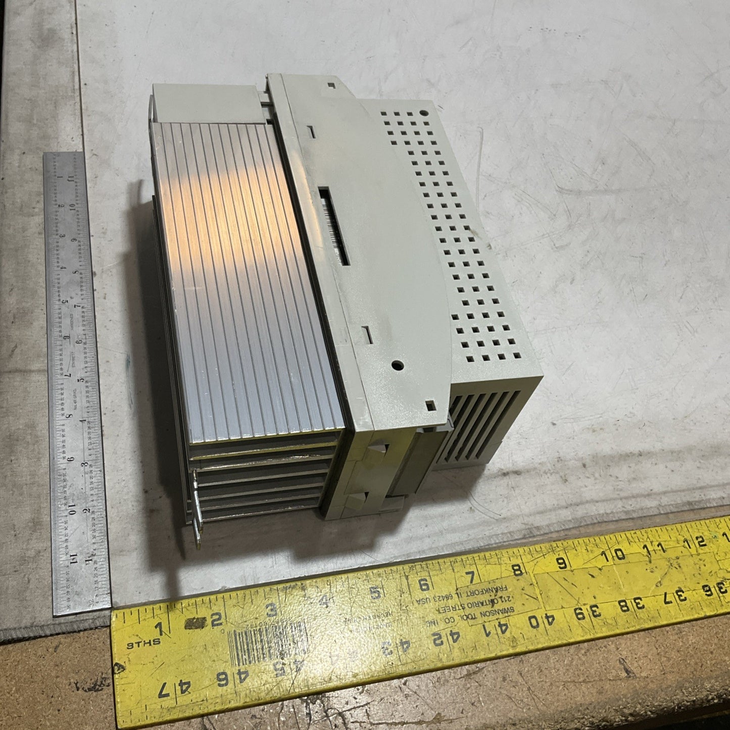 LENZE ECSEA008C4B DRIVE VARIABLE FREQUENCY CONTROLLER INVERTER XE25