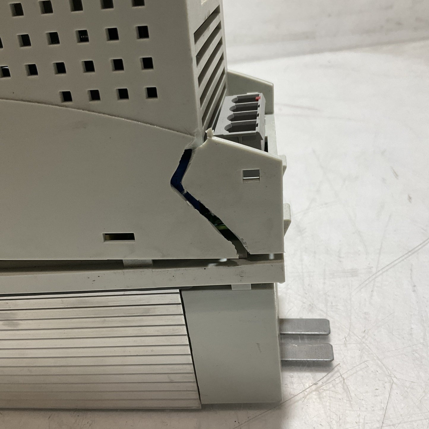 LENZE ECSEA008C4B SERVO DRIVE VARIABLE FREQUENCY CONTROLLER INVERTER XE25