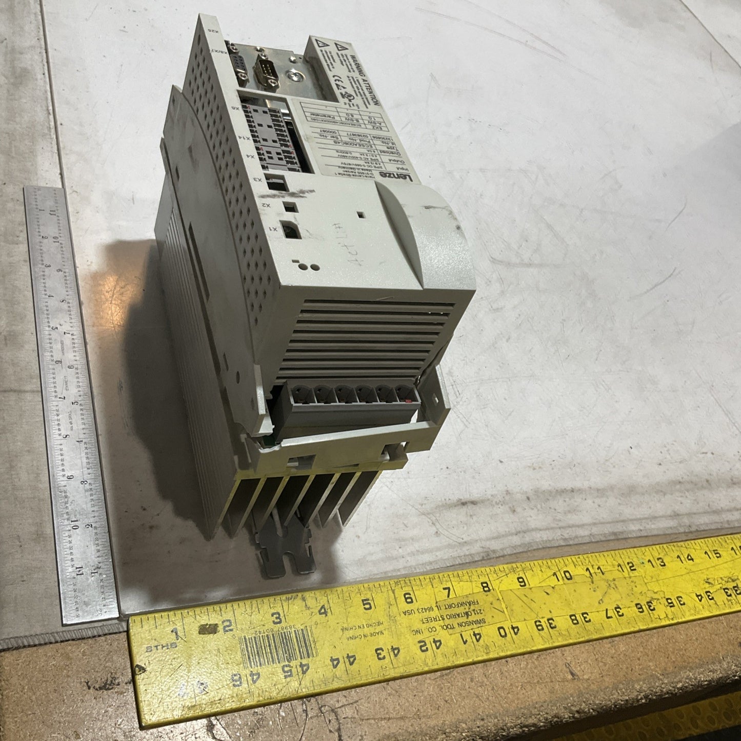 LENZE ECSEA008C4B SERVO DRIVE VARIABLE FREQUENCY CONTROLLER INVERTER XE25