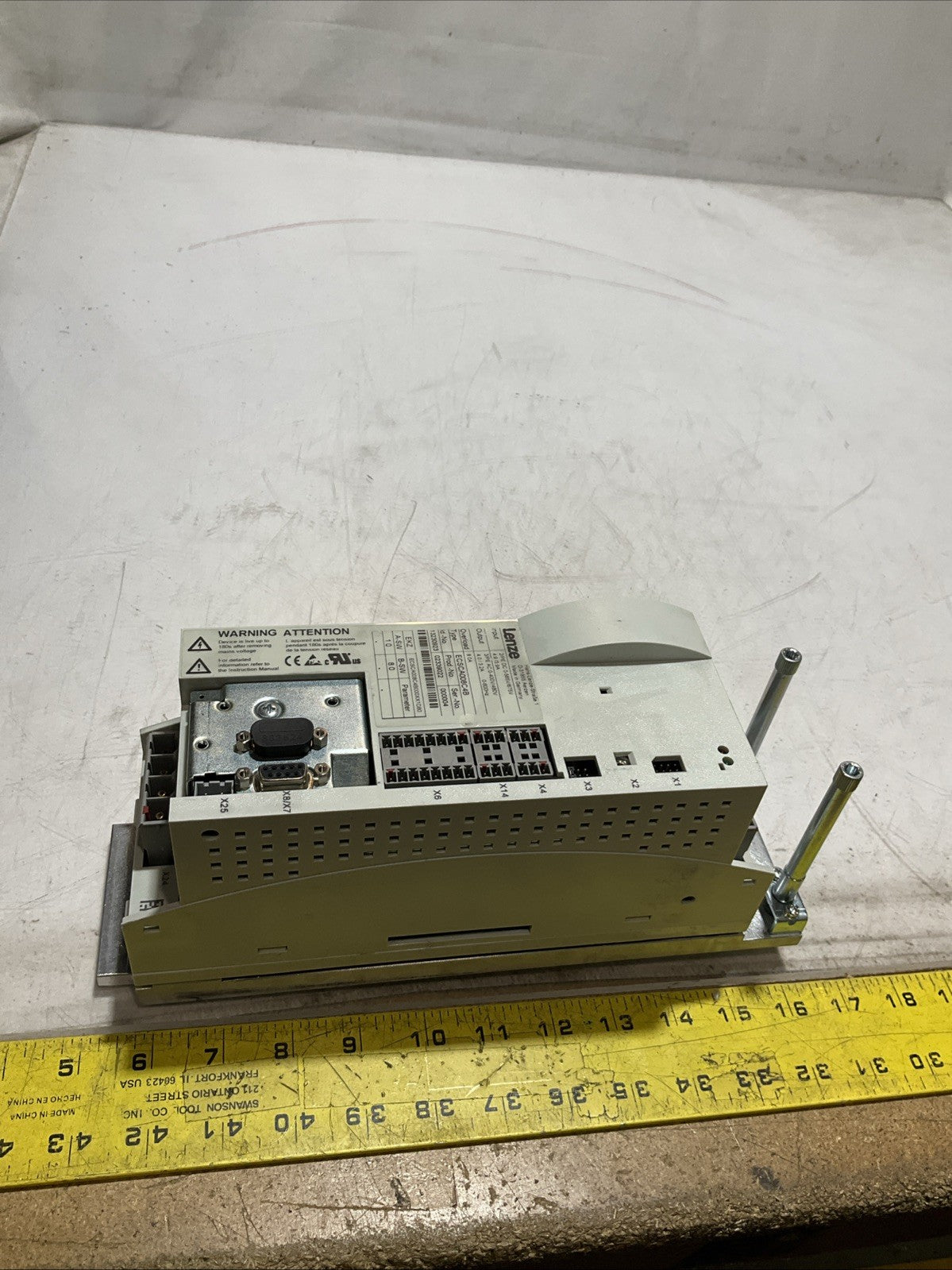 LENZE ECSCA008C4B SERVO DRIVE VARIABLE FREQUENCY CONTROLLER INVERTER XE25