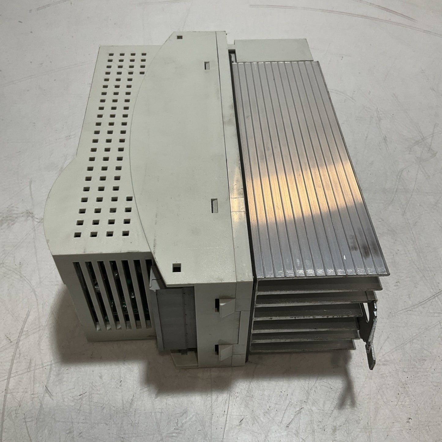 LENZE ECSEA008C4B DRIVE VARIABLE FREQUENCY CONTROLLER INVERTED XE25