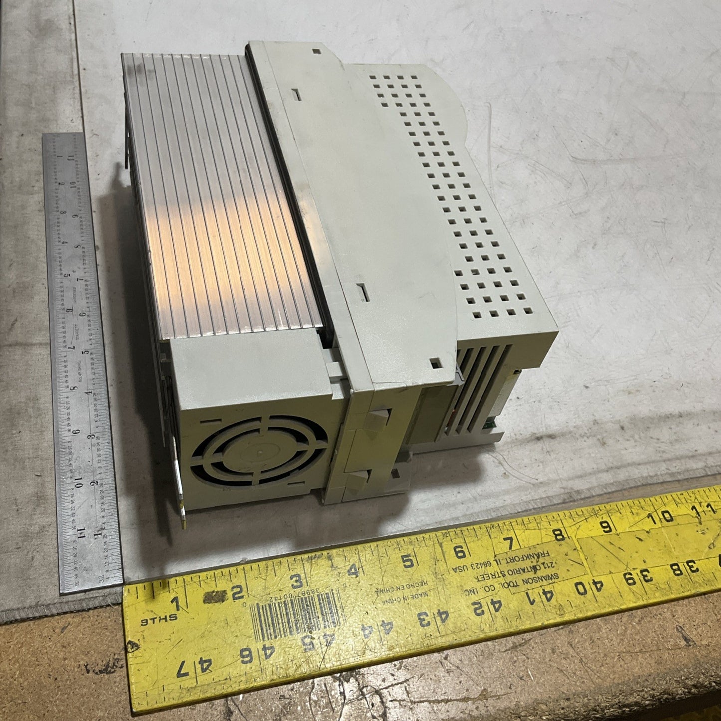 LENZE ECSEA008C4B DRIVE VARIABLE FREQUENCY CONTROLLER INVERTED XE25