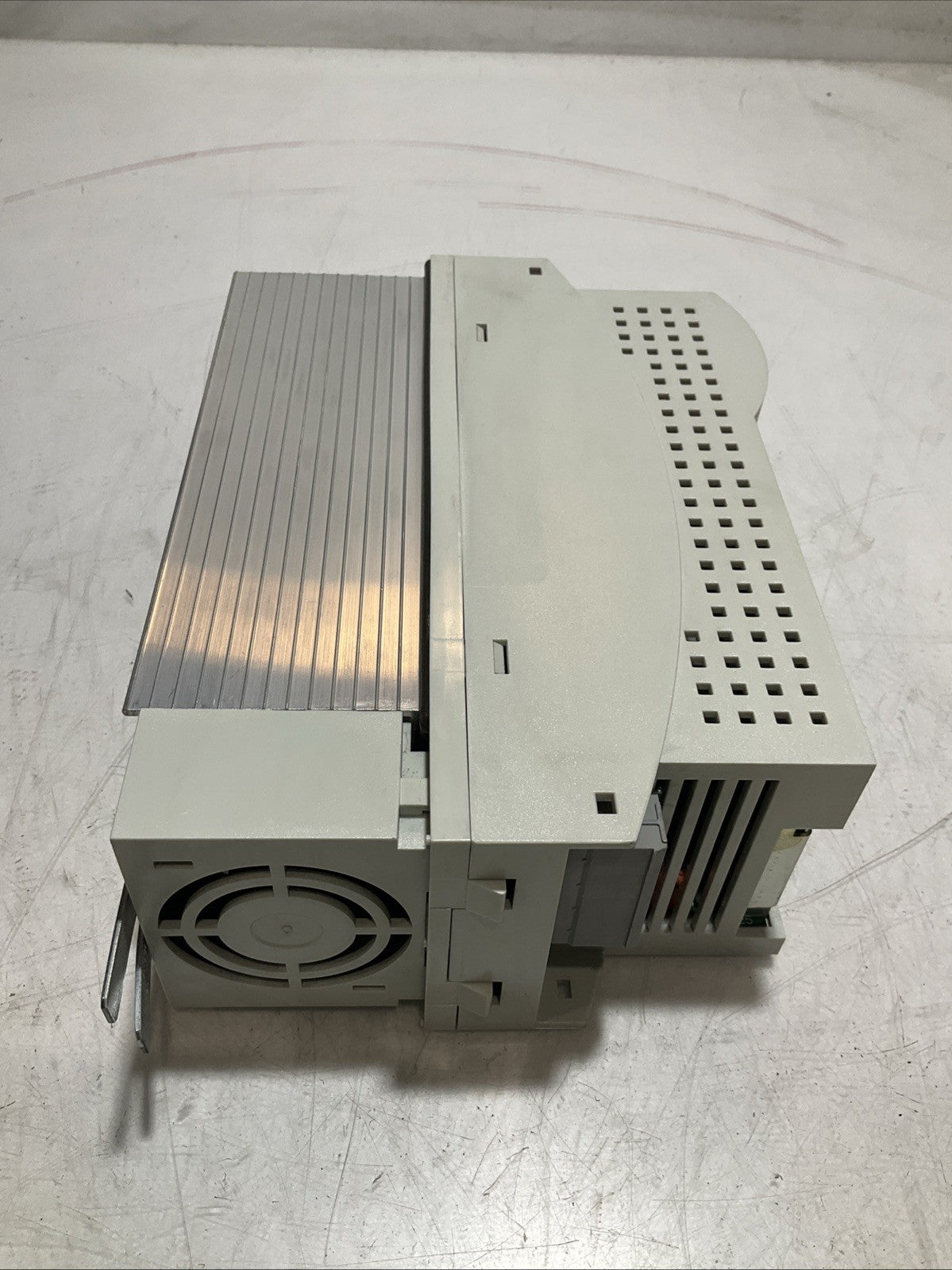 LENZE ECSEA008C4B DRIVE VARIABLE FREQUENCY CONTROLLER INVERTER XE25