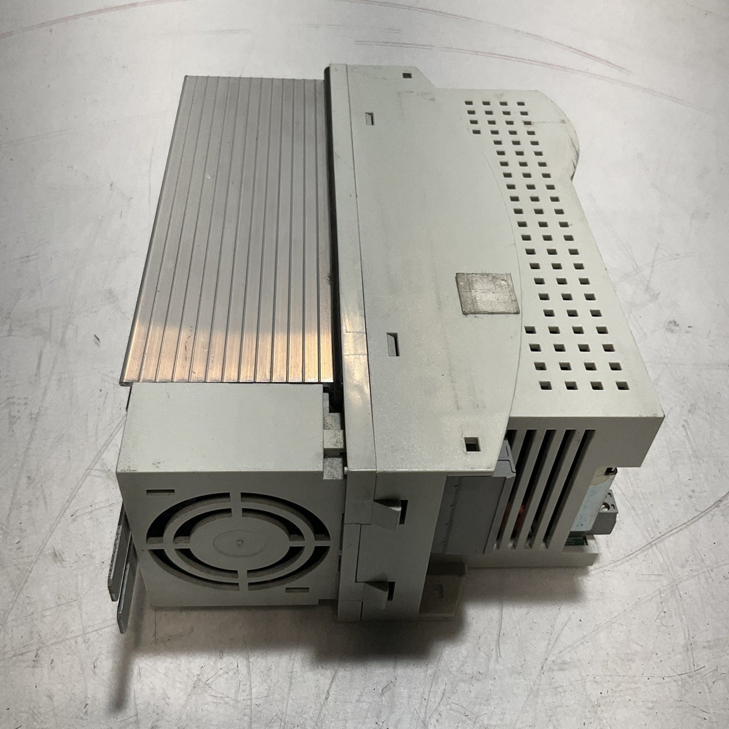 LENZE ECSEA008C4B DRIVE VARIABLE FREQUENCY CONTROLLER INVERTER XE25