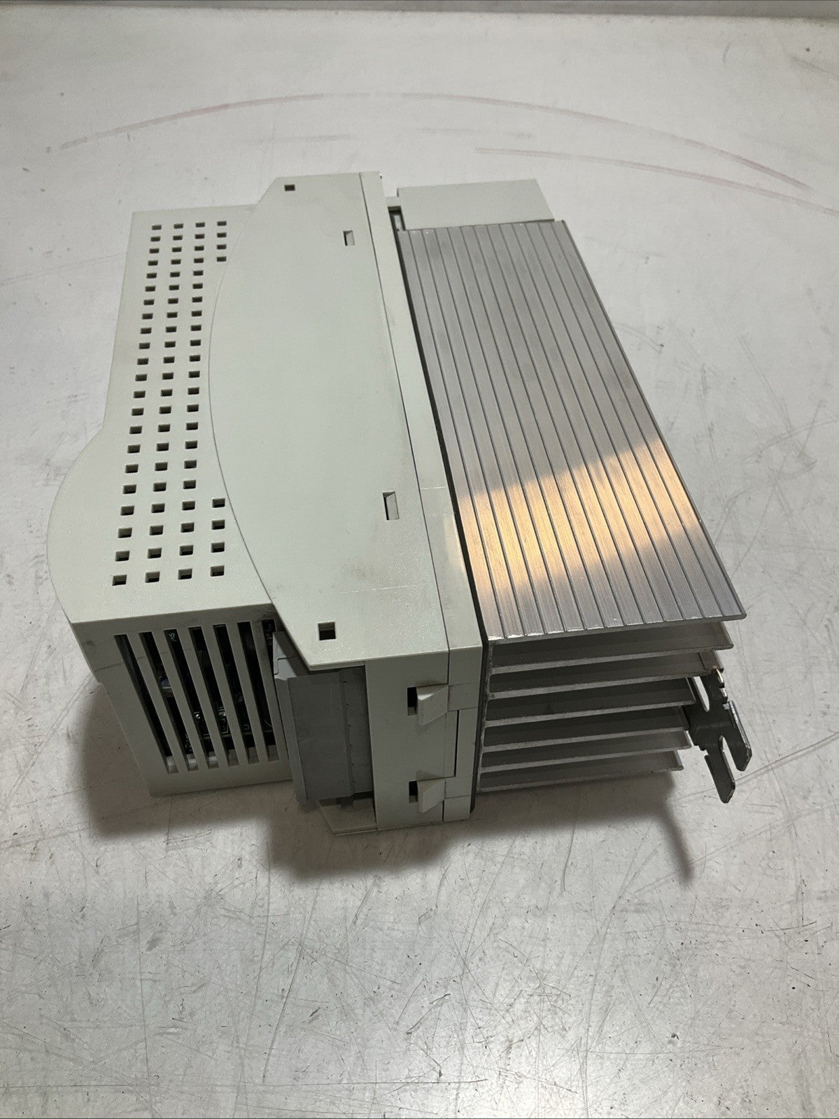 LENZE ECSEA008C4B DRIVE VARIABLE FREQUENCY CONTROLLER INVERTER XE25