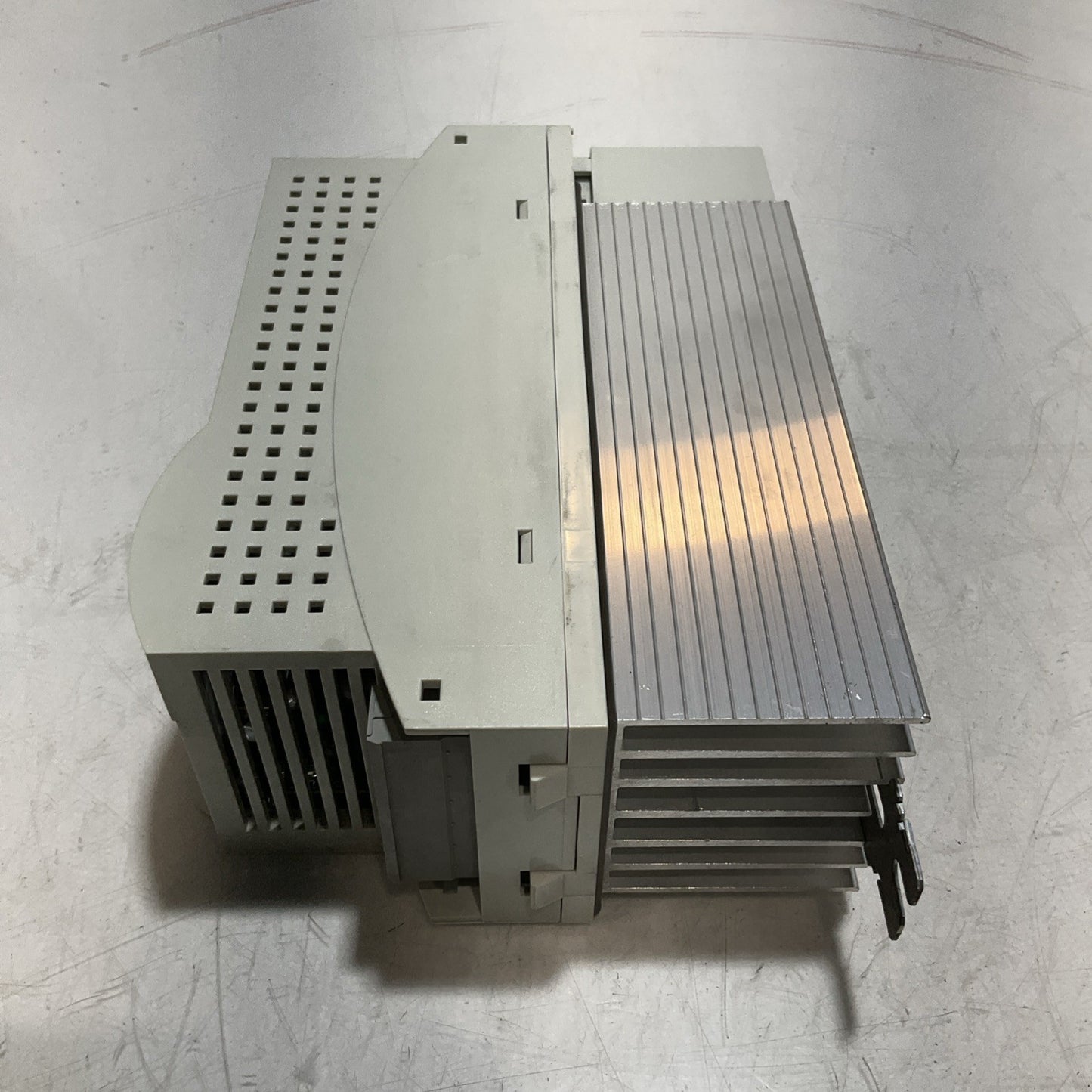 LENZE ECSEA008C4B SERVO DRIVE VARIABLE FREQUENCY CONTROLLER INVERTE XE25