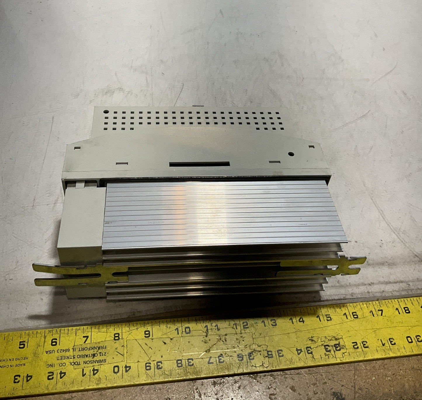 LENZE ECSEA008C4B DRIVE VARIABLE FREQUENCY CONTROLLER INVERTER XE25