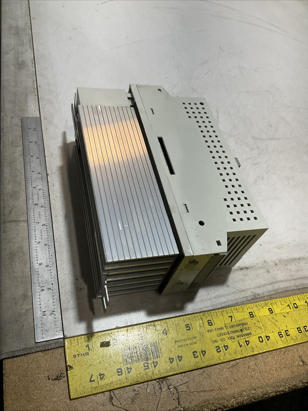 LENZE ECSEA008C4B DRIVE VARIABLE FREQUENCY CONTROLLER INVERTER XE25