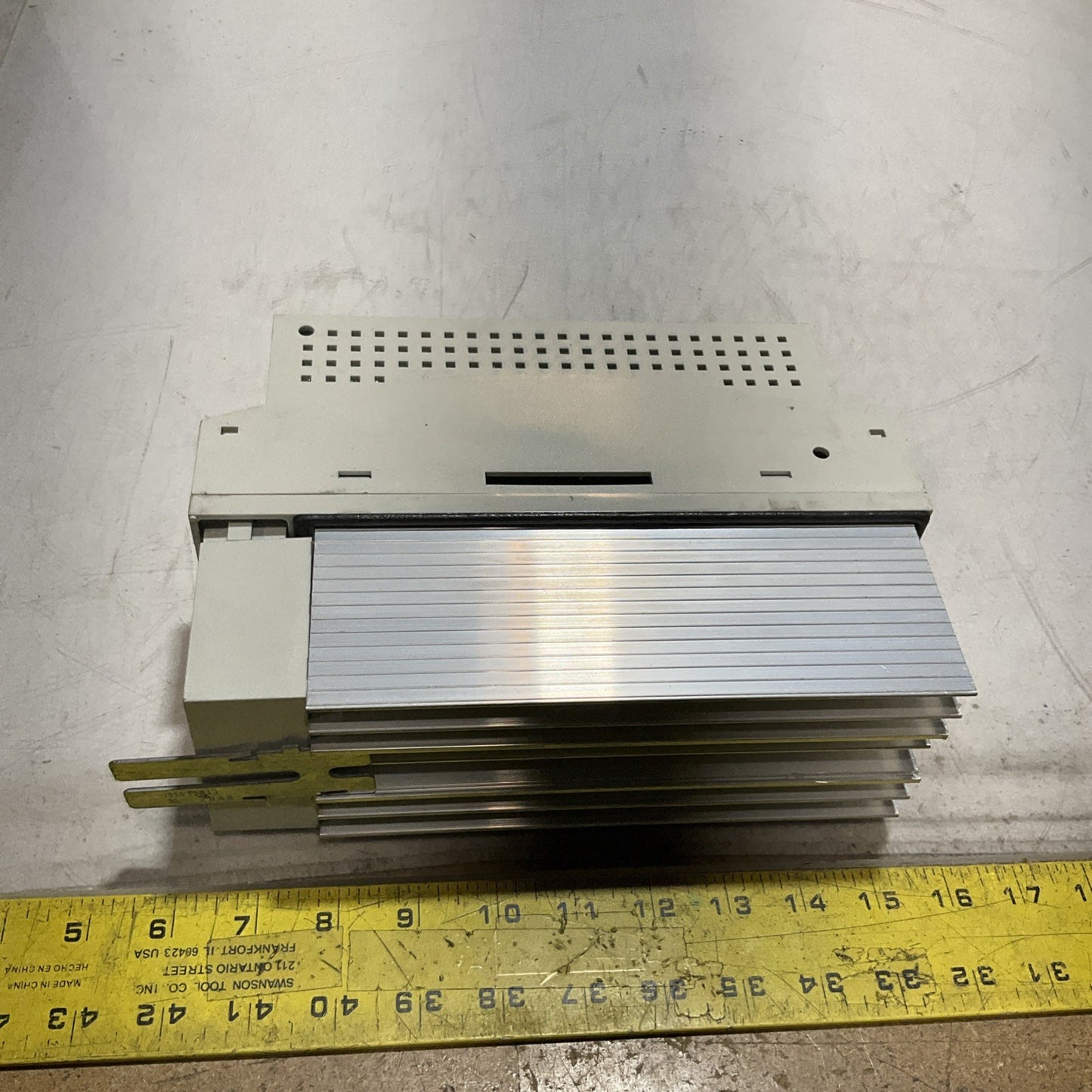LENZE ECSEA008C4B DRIVE VARIABLE FREQUENCY CONTROLLER INVERTER XE25
