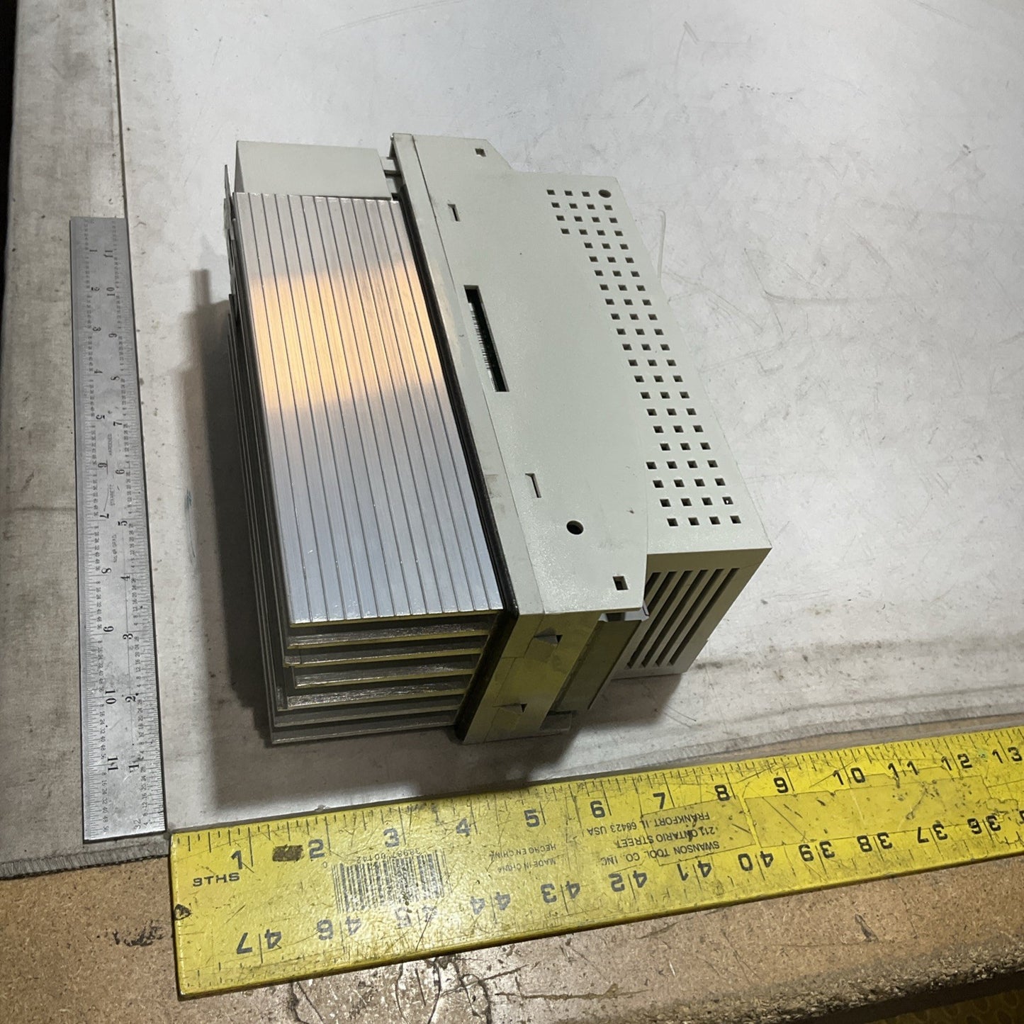 LENZE ECSEA008C4B DRIVE VARIABLE FREQUENCY CONTROLLER INVERTER XE25