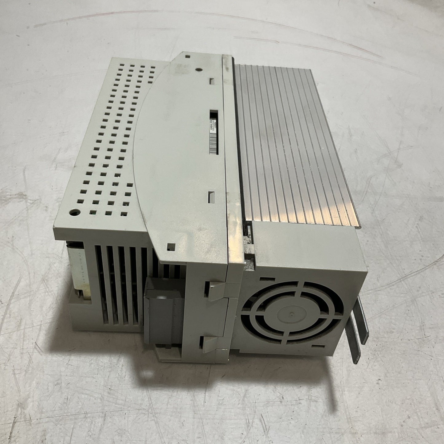 LENZE ECSEA008C4B SERVO DRIVE VARIABLE FREQUENCY CONTROLLER INVENTER XE25