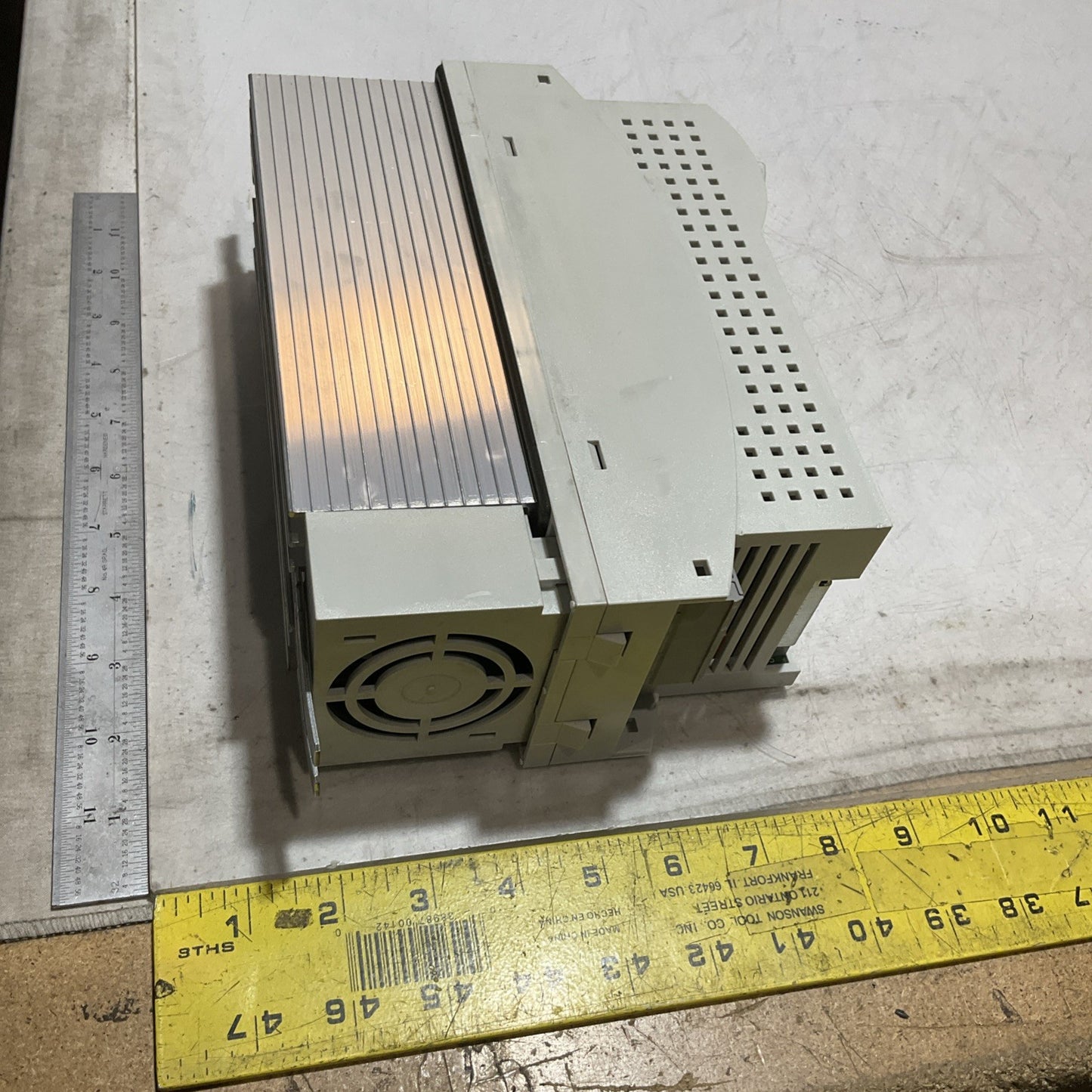 LENZE ECSEA008C4B SERVO DRIVE VARIABLE FREQUENCY CONTROLLER INVERTE XE25