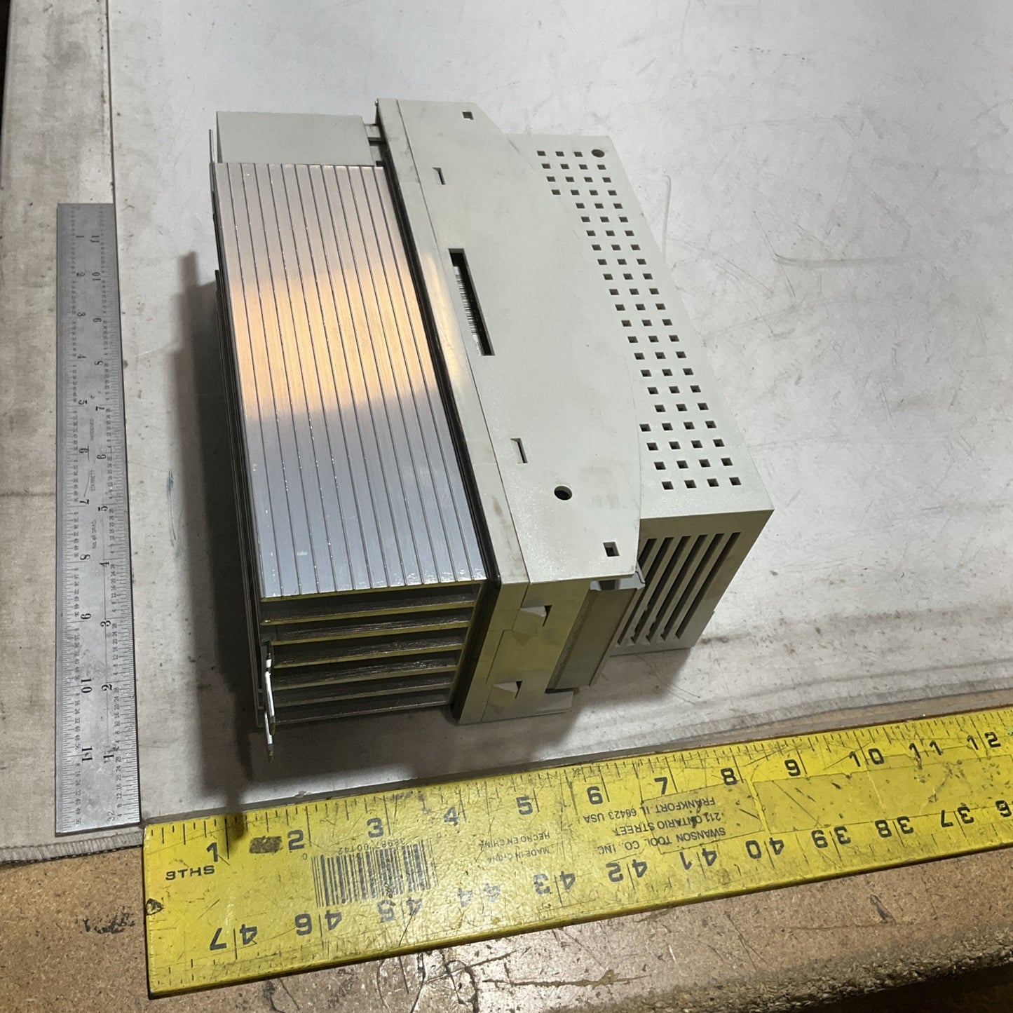 LENZE ECSEA008C4B SERVO DRIVE VARIABLE FREQUENCY CONTROLLER INVENTER XE25