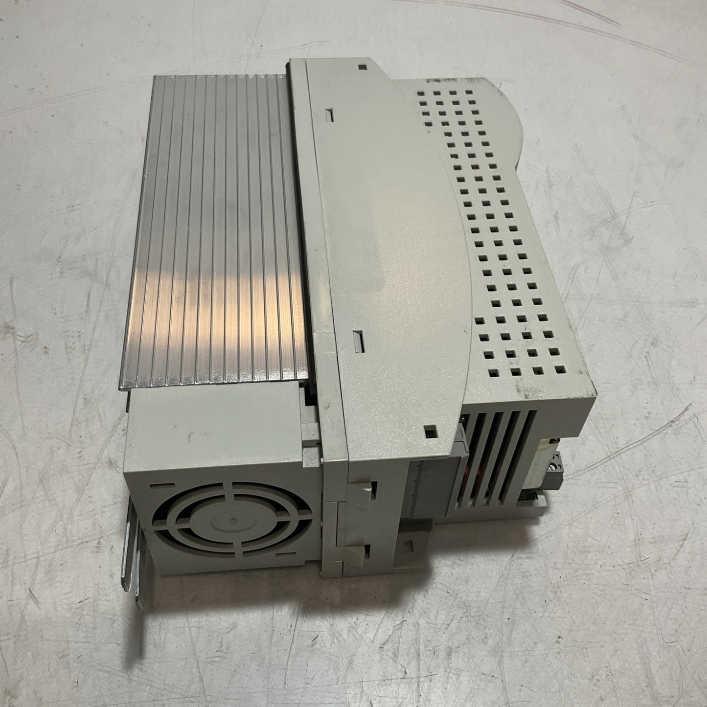 LENZE ECSEA008C4B DRIVE VARIABLE FREQUENCY CONTROLLER INVERTER XE25