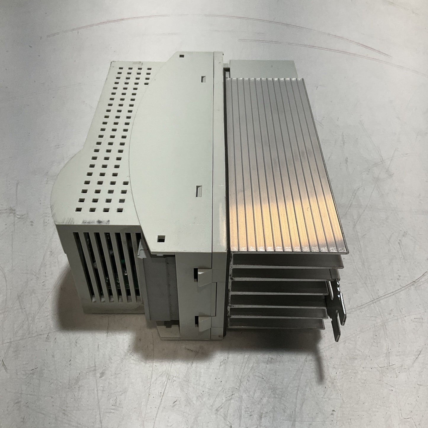 LENZE ECSEA008C4B DRIVE VARIABLE FREQUENCY CONTROLLER INVERTER XE25