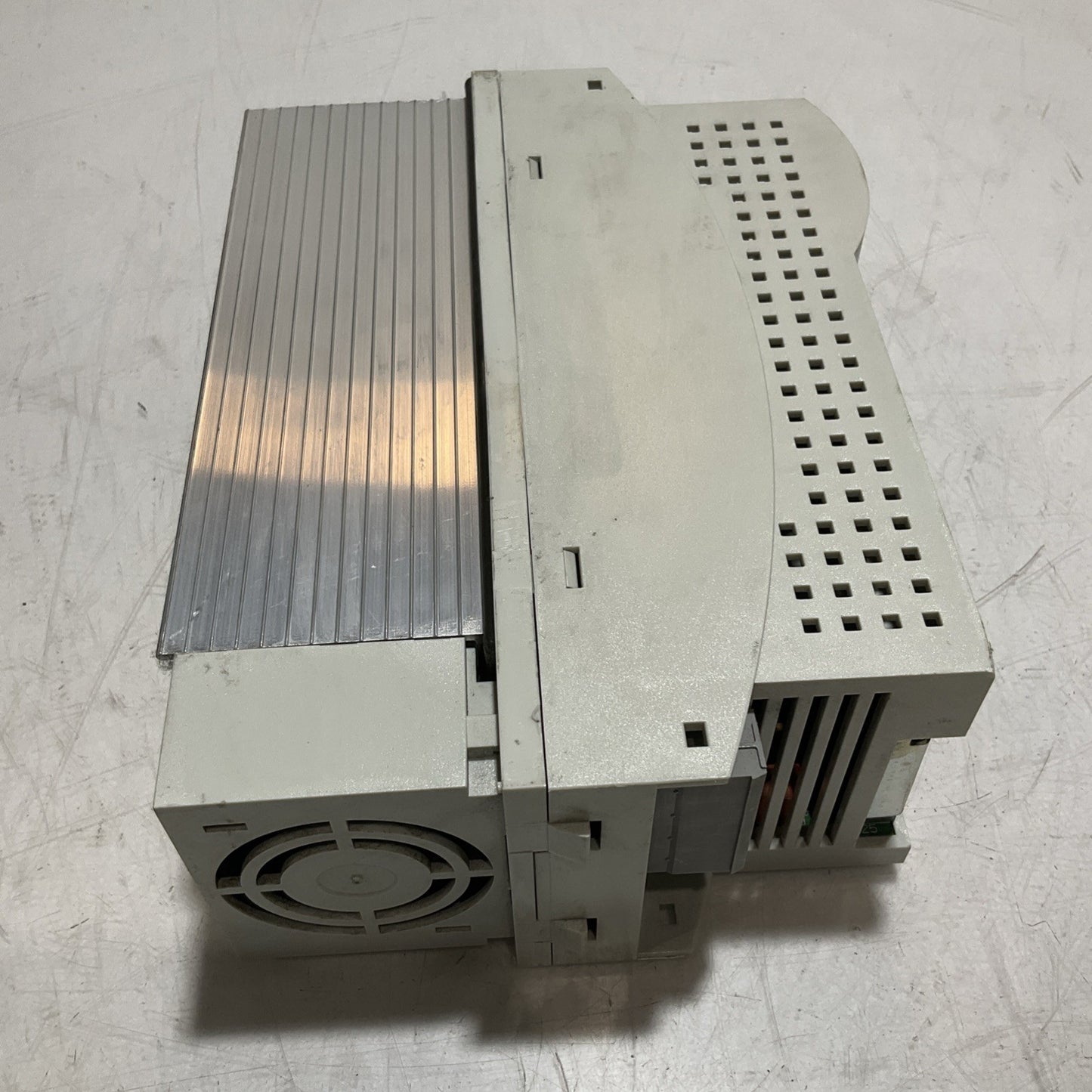 LENZE ECSEA008C4B DRIVE VARIABLE FREQUENCY CONTROLLER INVERTER XE25