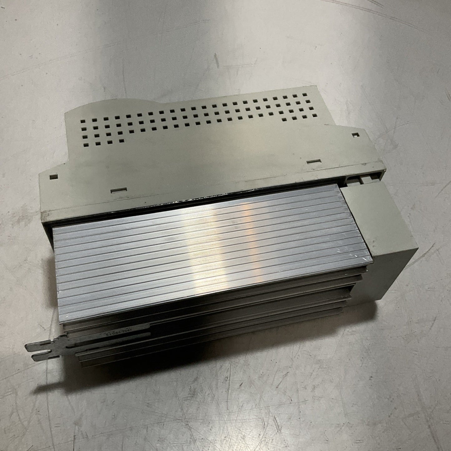 LENZE ECSEA008C4B DRIVE VARIABLE FREQUENCY CONTROLLER INVERTER XE25
