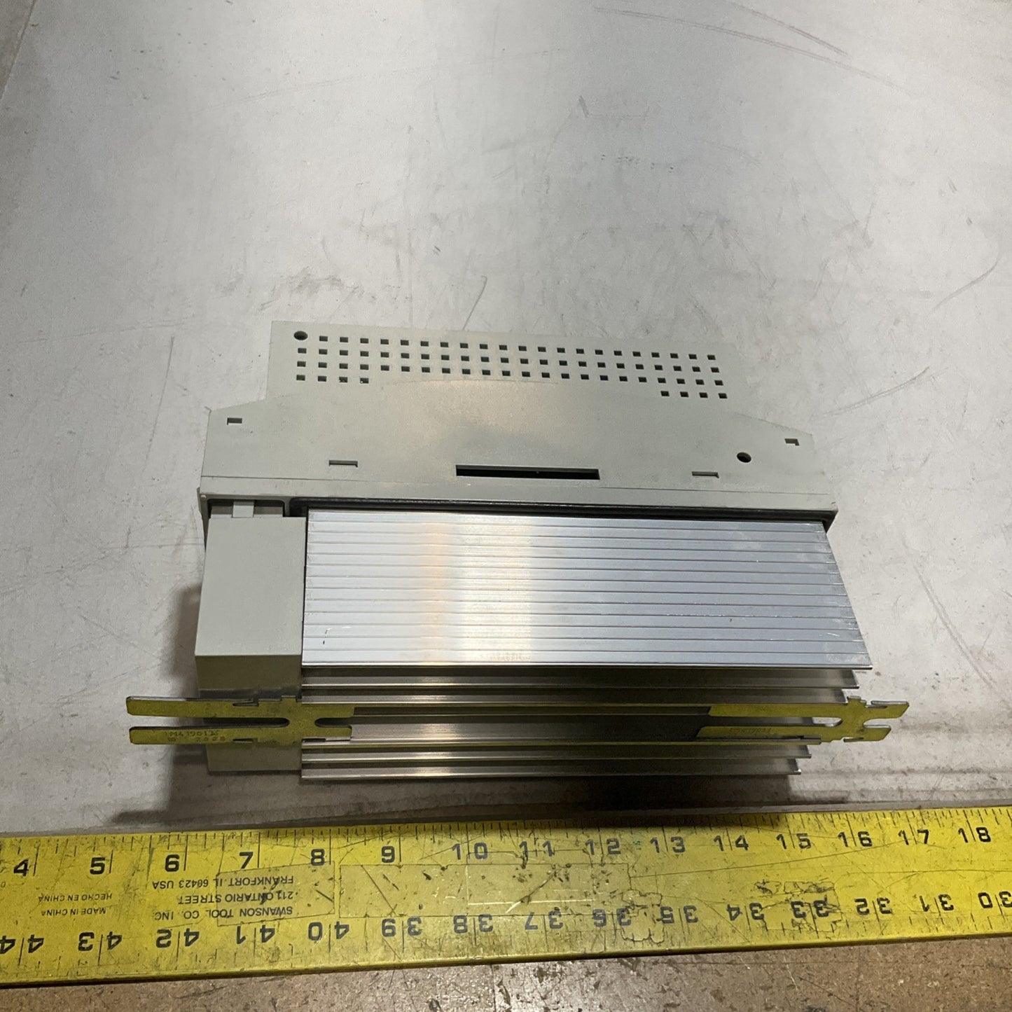 LENZE ECSEA008C4B DRIVE VARIABLE FREQUENCY CONTROLLER INVERTER XE25