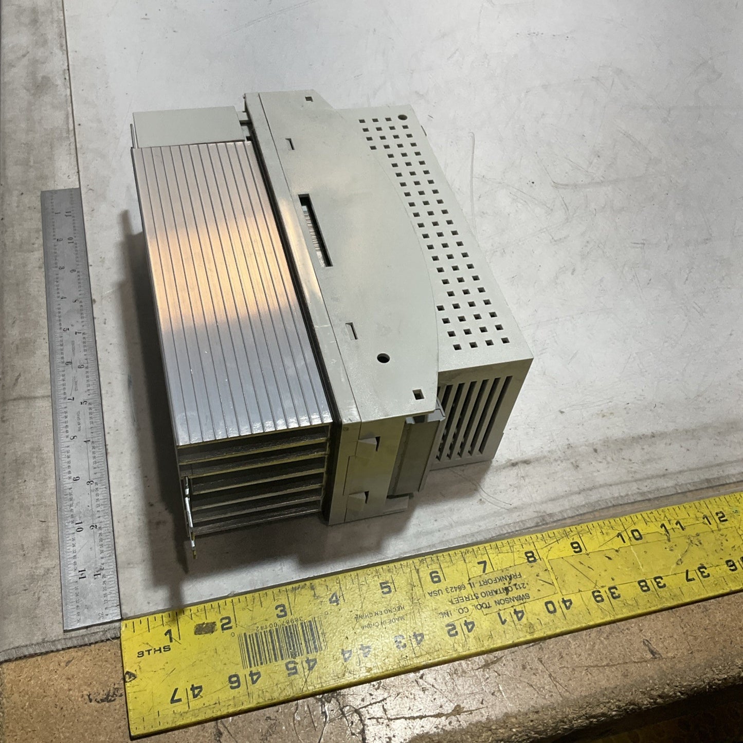 LENZE ECSEA008C4B DRIVE VARIABLE FREQUENCY CONTROLLER INVERTER XE25