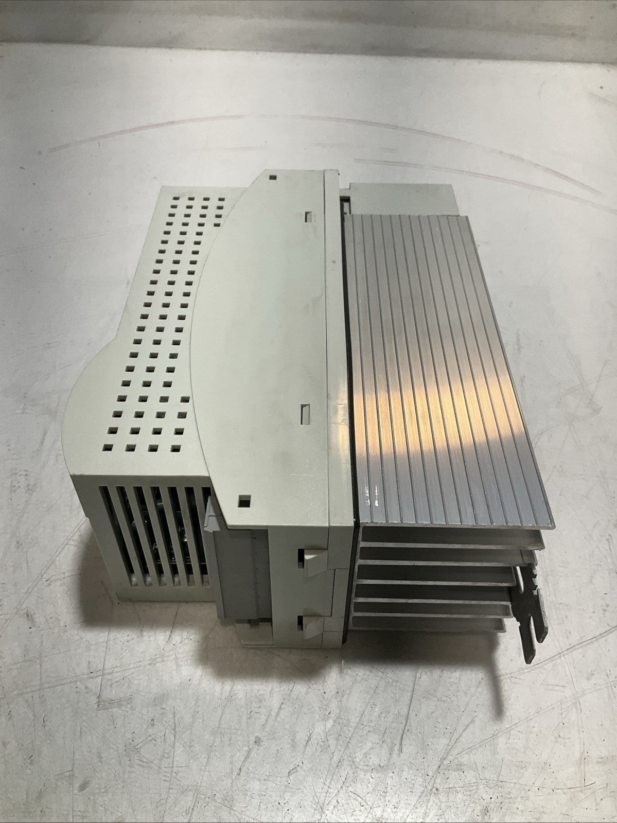 LENZE ECSEA008C4B DRIVE VARIABLE FREQUENCY CONTROLLER INVERTER XE25
