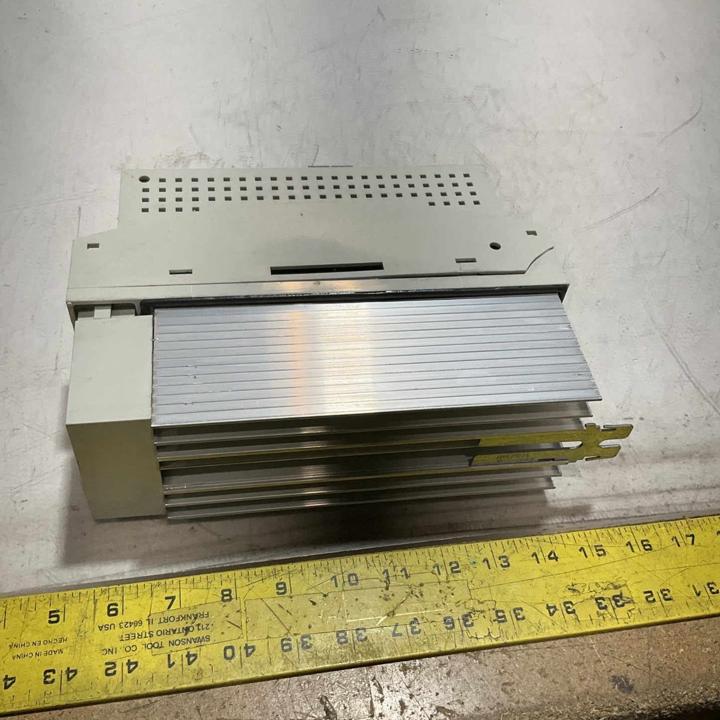 LENZE ECSEA008C4B DRIVE VARIABLE FREQUENCY CONTROLLER INVERTER XE25
