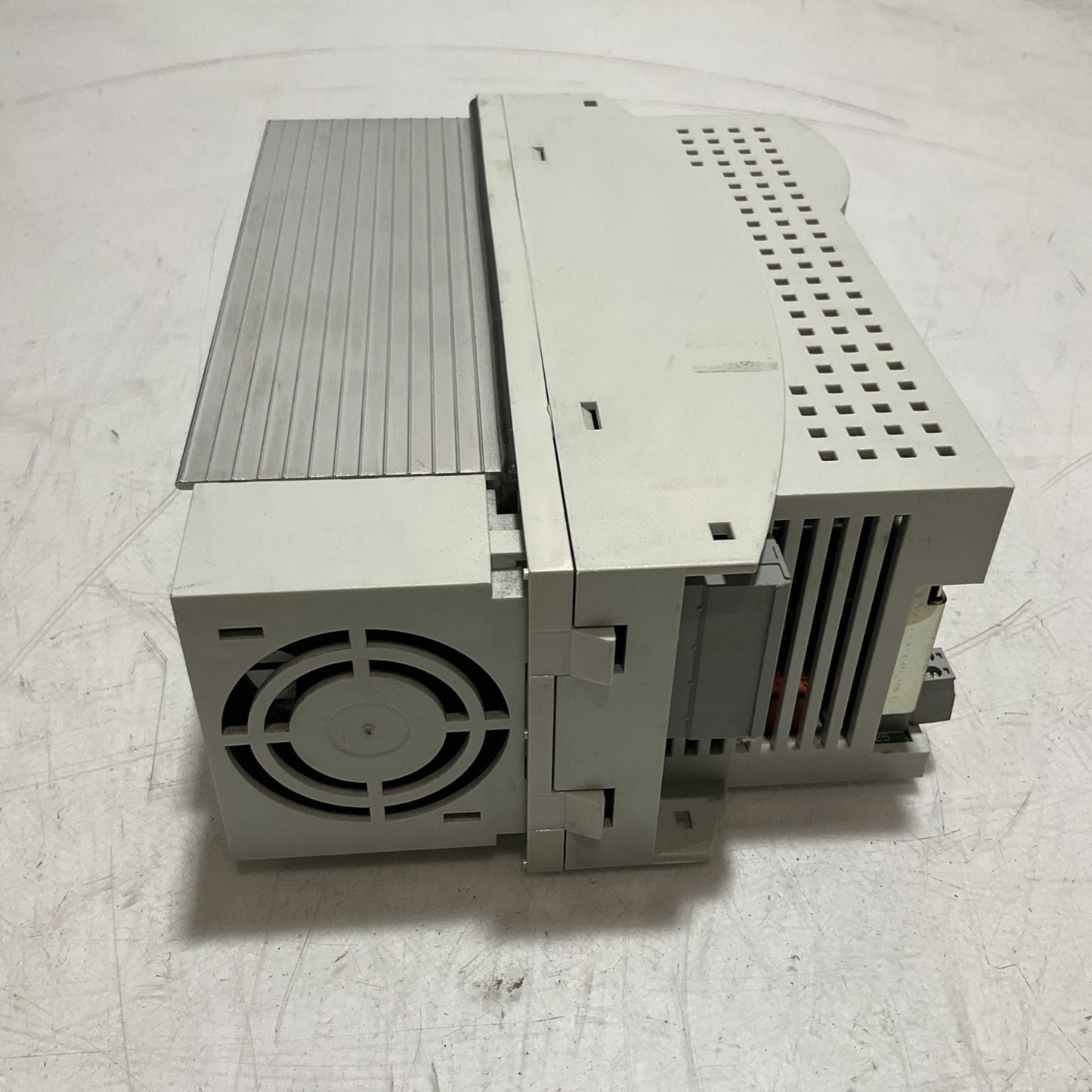 LENZE ECSEA008C4B DRIVE VARIABLE FREQUENCY CONTROLLER INVERTER XE25