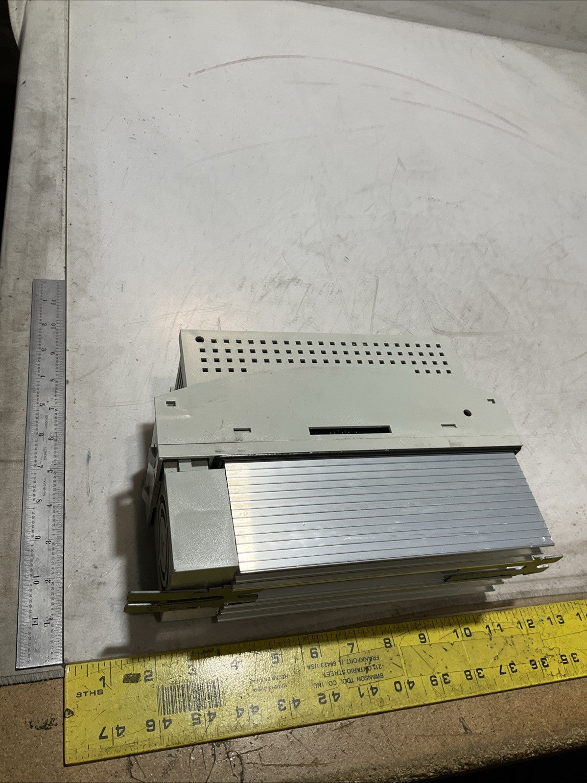 LENZE ECSEA008C4B DRIVE VARIABLE FREQUENCY CONTROLLER INVERTER XE25