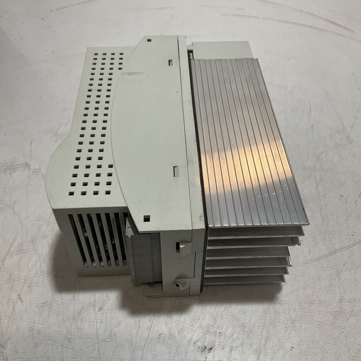 LENZE ECSEA008C4B DRIVE VARIABLE FREQUENCY CONTROLLER INVERTER XE25