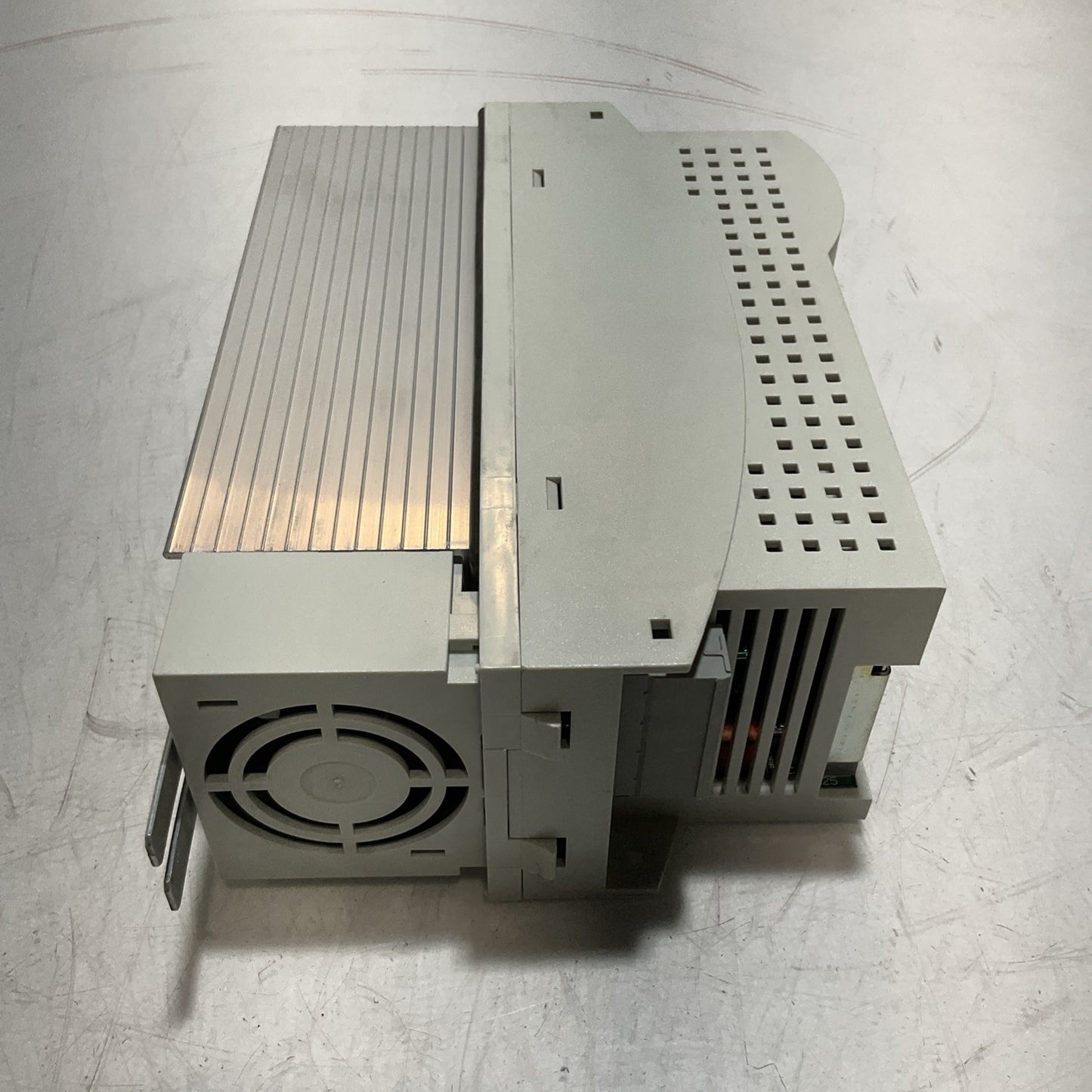 LENZE ECSEA008C4B SERVO DRIVE VARIABLE FREQUENCY CONTROLLER INVERTER XE25