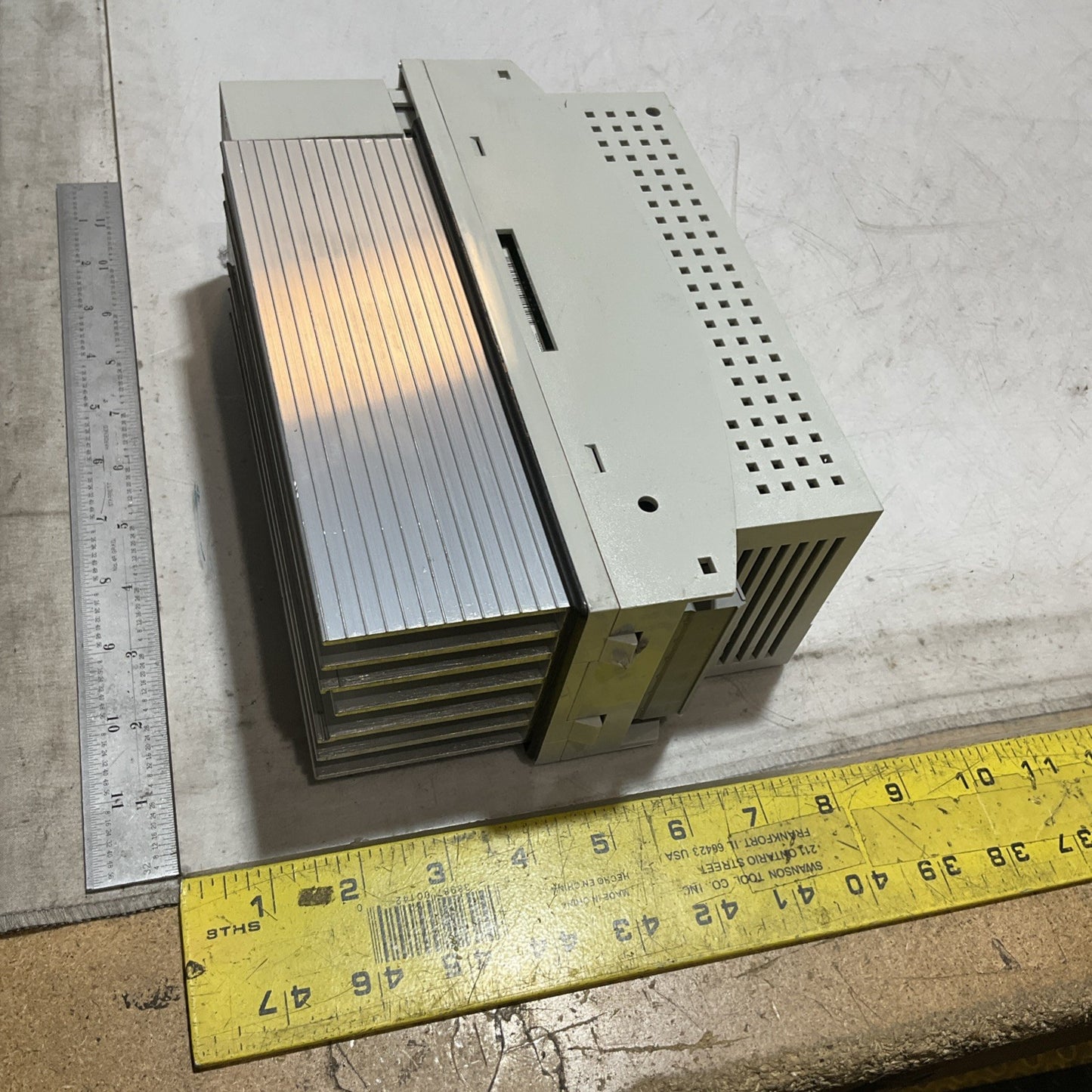 LENZE ECSEA008C4B DRIVE VARIABLE FREQUENCY CONTROLLER INVERTER XE25