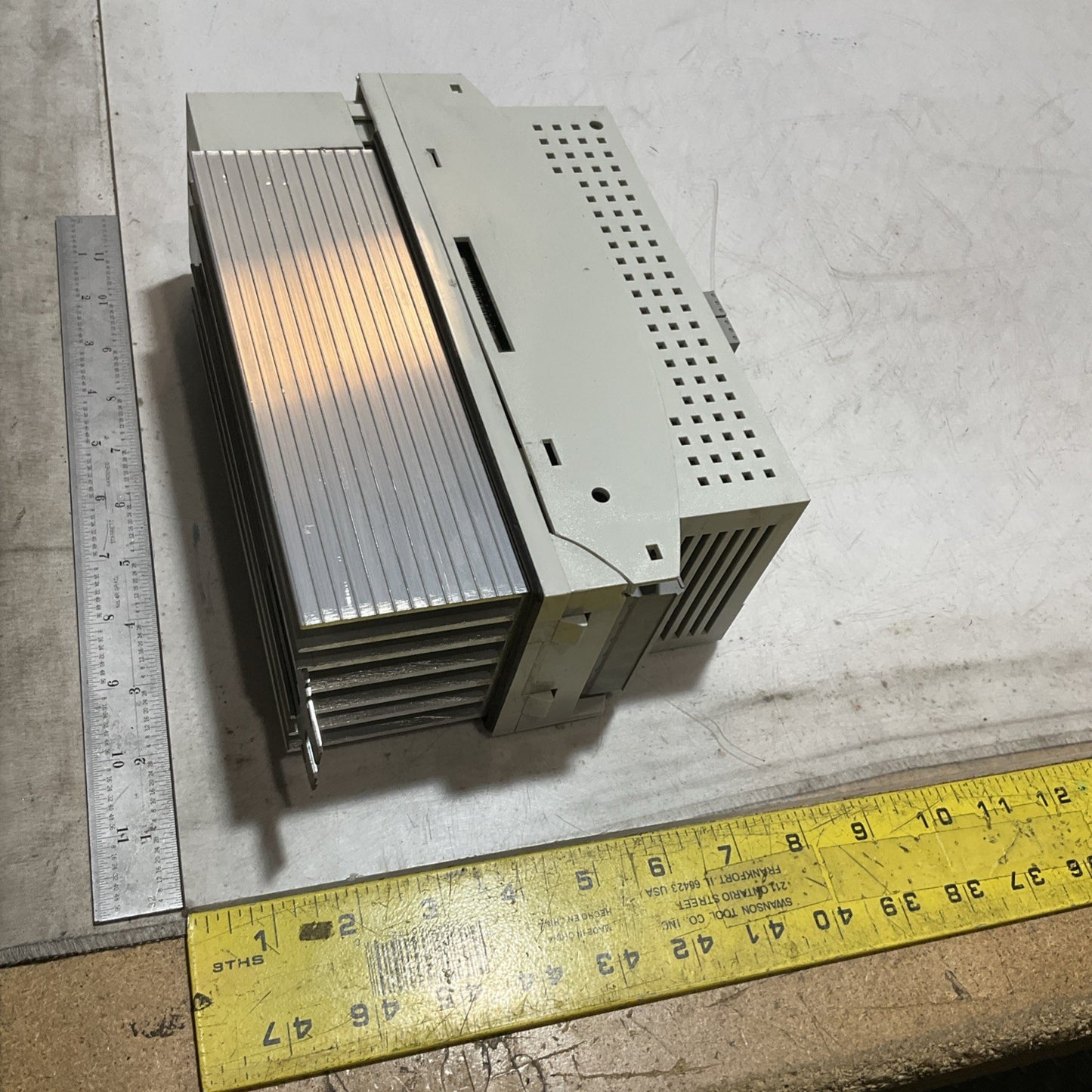 LENZE ECSEA008C4B DRIVE VARIABLE FREQUENCY CONTROLLER INVERTER XE25