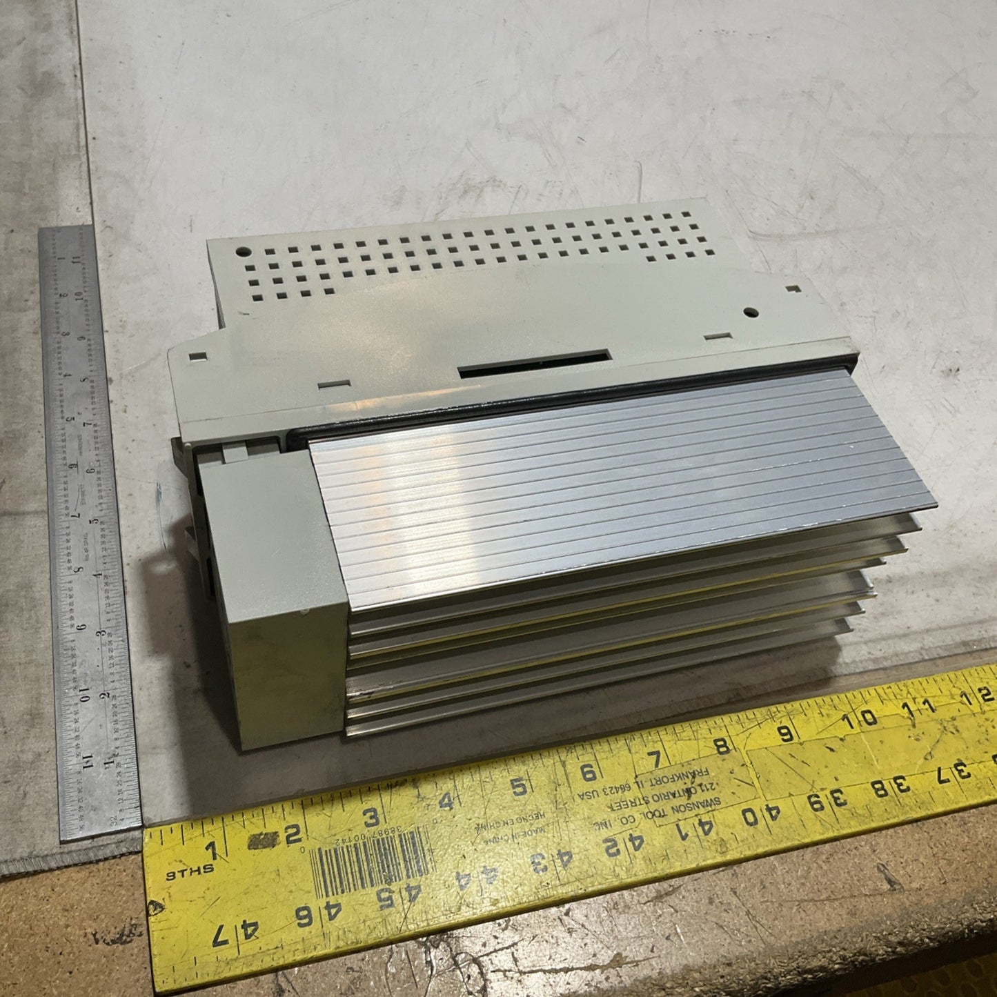LENZE ECSEA008C4B DRIVE VARIABLE FREQUENCY CONTROLLER INVERTER XE25