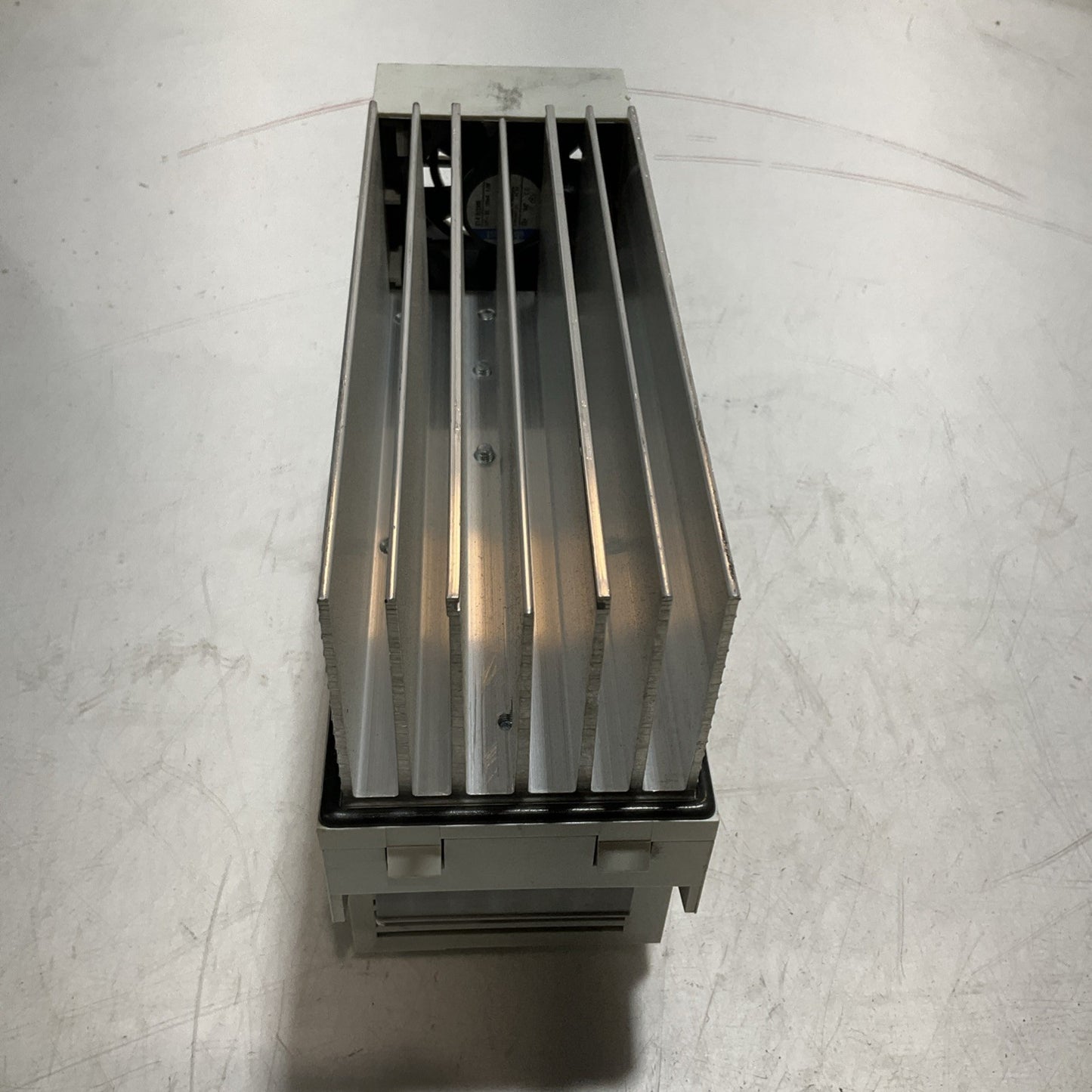LENZE ECSEA008C4B DRIVE VARIABLE FREQUENCY CONTROLLER INVERTER XE25