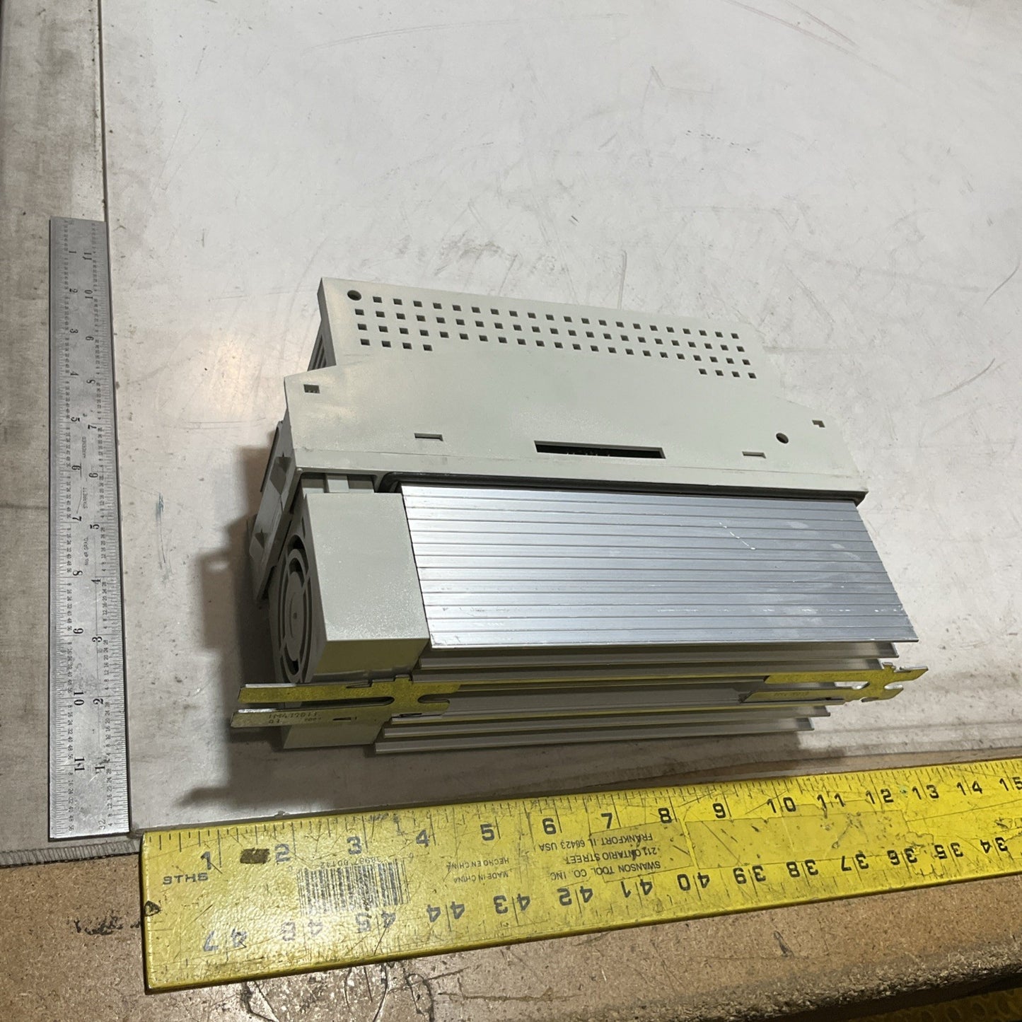 LENZE ECSEA008C4B SERVO DRIVE VARIABLE FREQUENCY CONTROLLER INVERTER XE25