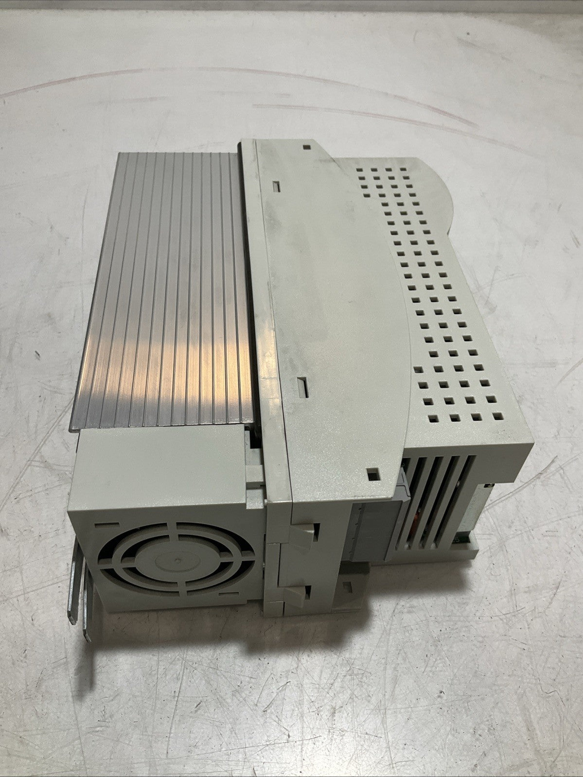LENZE ECSEA008C4B DRIVE VARIABLE FREQUENCY CONTROLLER INVERTER XE25