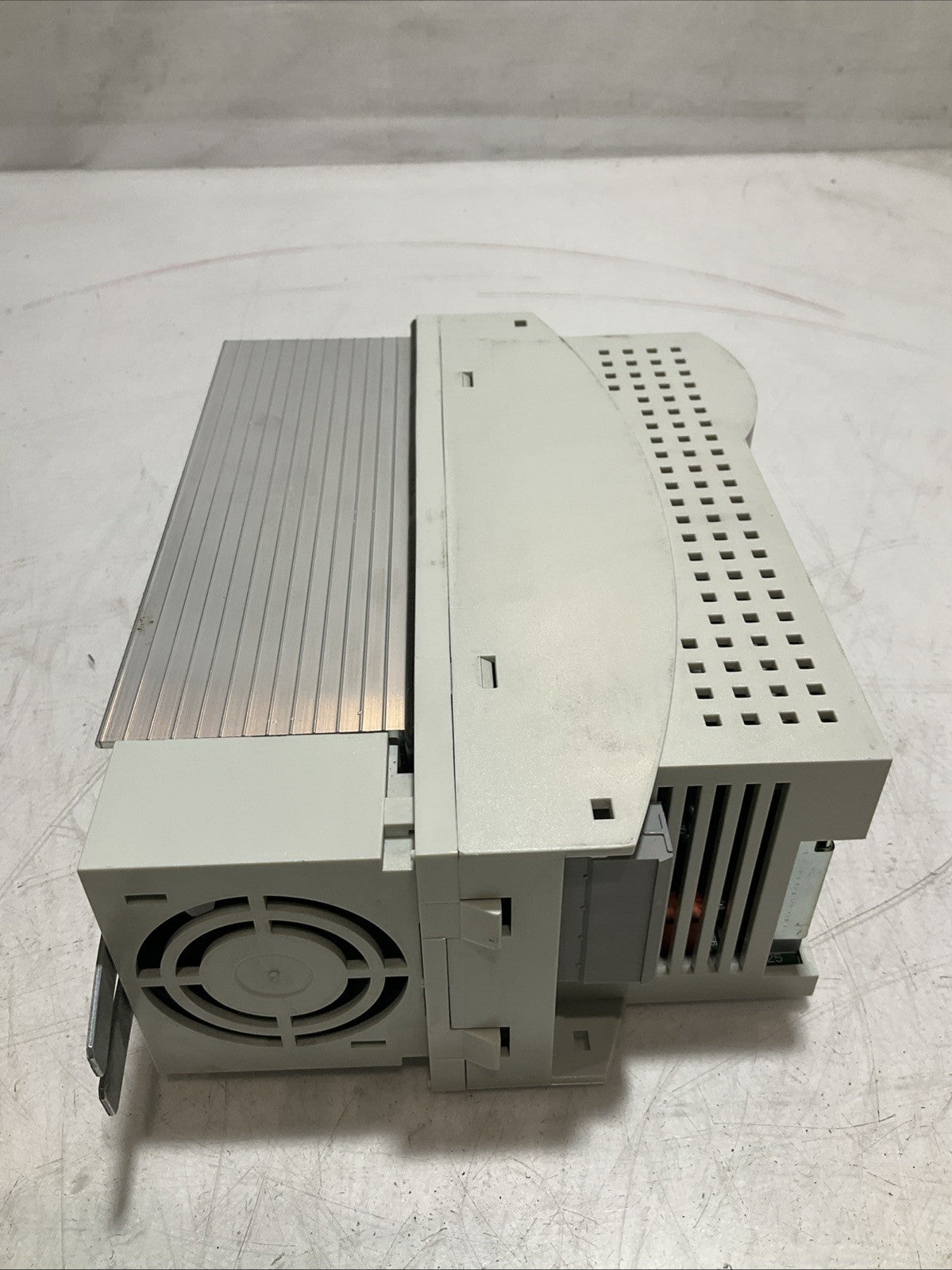 LENZE ECSEA008C4B DRIVE VARIABLE FREQUENCY CONTROLLER INVERTER XE25