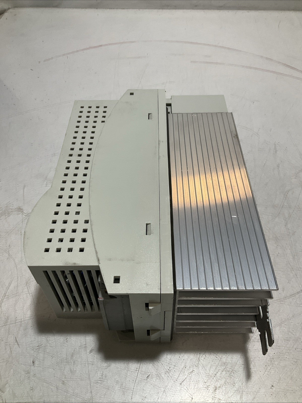 LENZE ECSEA008C4B DRIVE VARIABLE FREQUENCY CONTROLLER INVERTER XE25