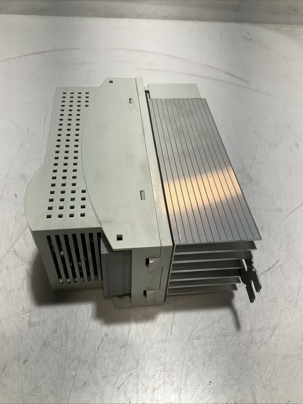 LENZE ECSEA008C4B DRIVE VARIABLE FREQUENCY CONTROLLER INVERTER XE25