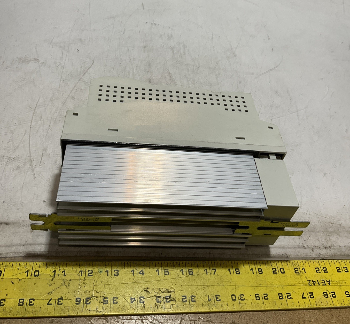 LENZE ECSEA008C4B DRIVE VARIABLE FREQUENCY CONTROLLER INVENTER XE25