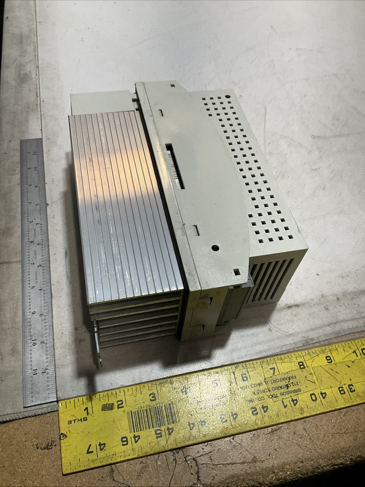 LENZE ECSEA008C4B DRIVE VARIABLE FREQUENCY CONTROLLER INVERTER XE25