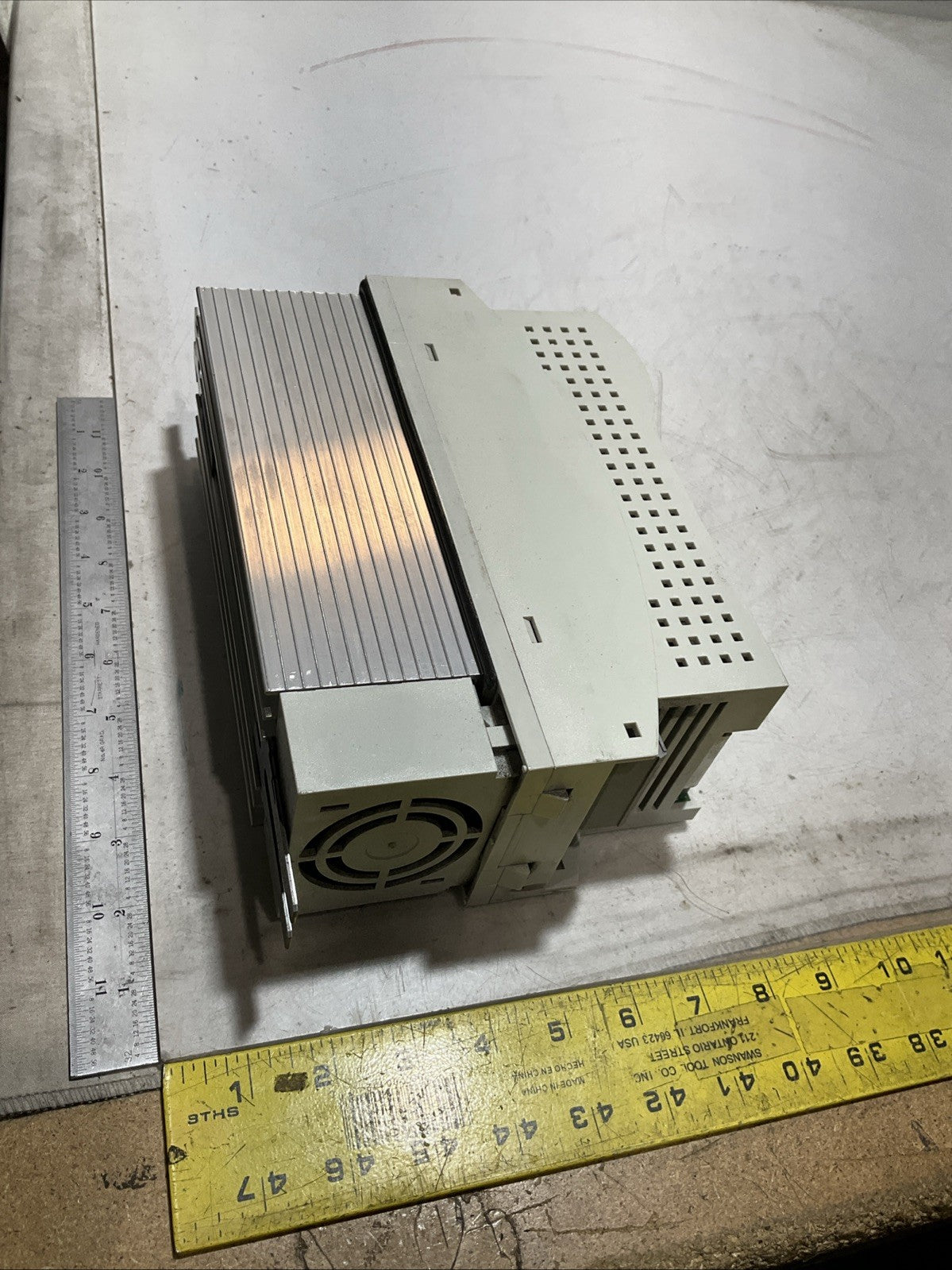 LENZE ECSEA008C4B DRIVE VARIABLE FREQUENCY CONTROLLER INVENTER XE25