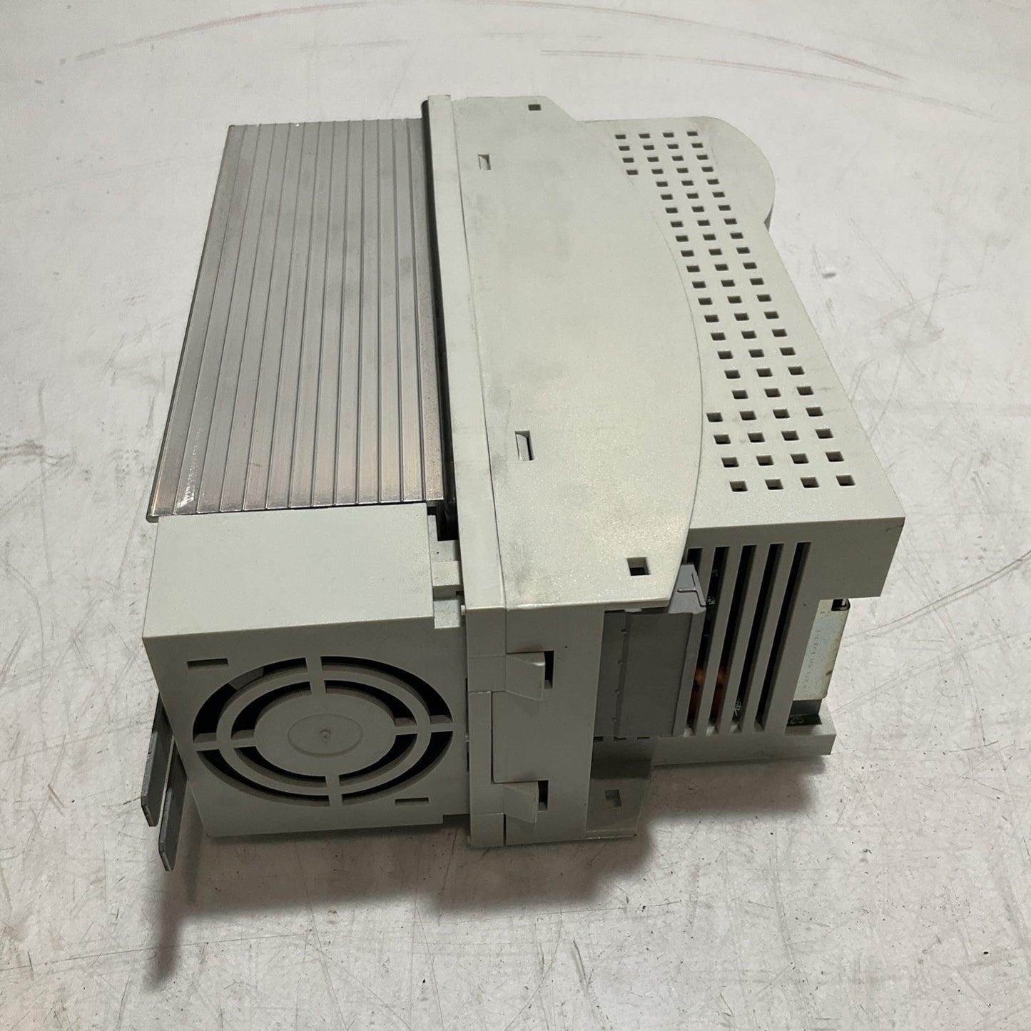 LENZE ECSEA008C4B DRIVE VARIABLE FREQUENCY CONTROLLER INVERTER XE25