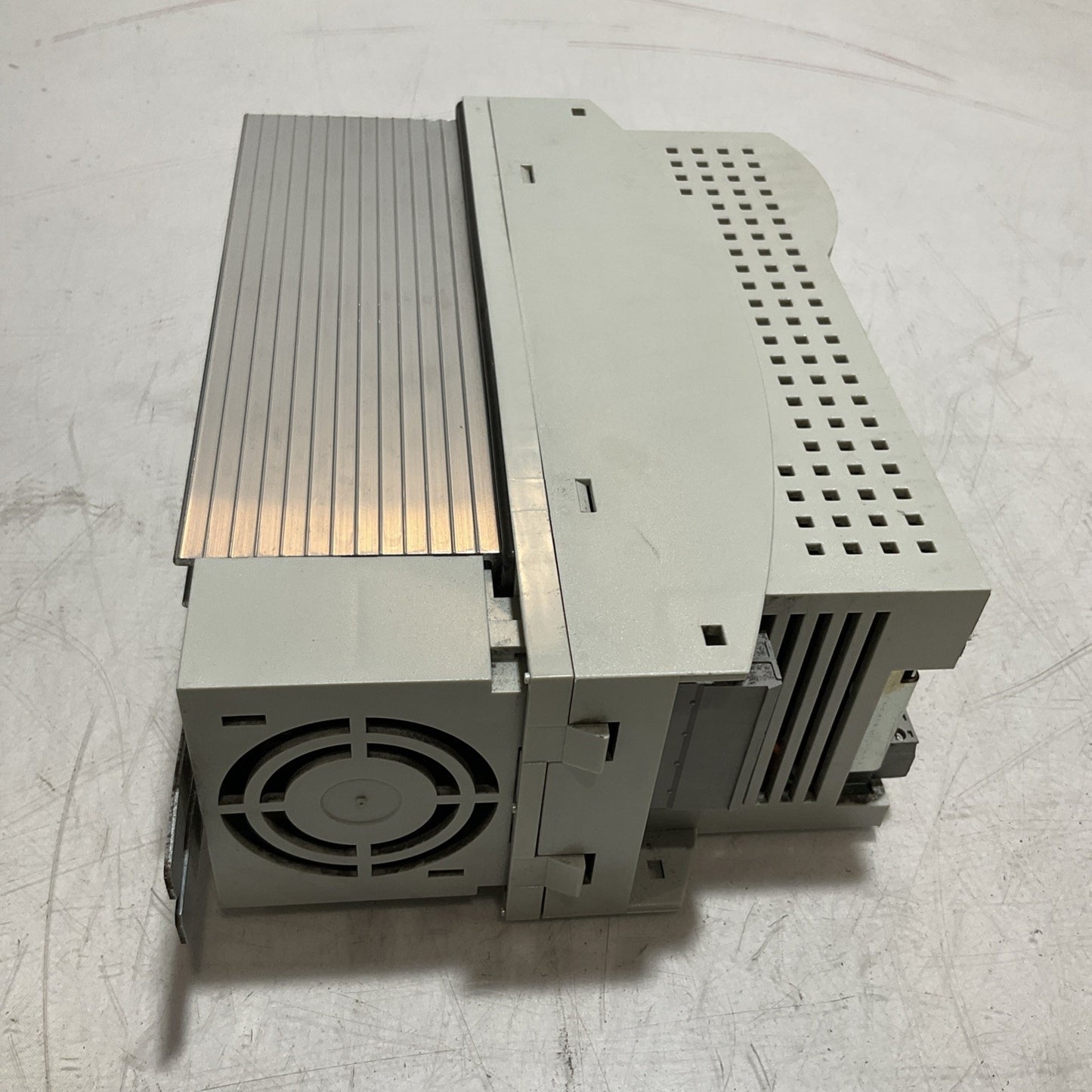 LENZE ECSEA008C4B DRIVE VARIABLE FREQUENCY CONTROLLER INVERTER XE25