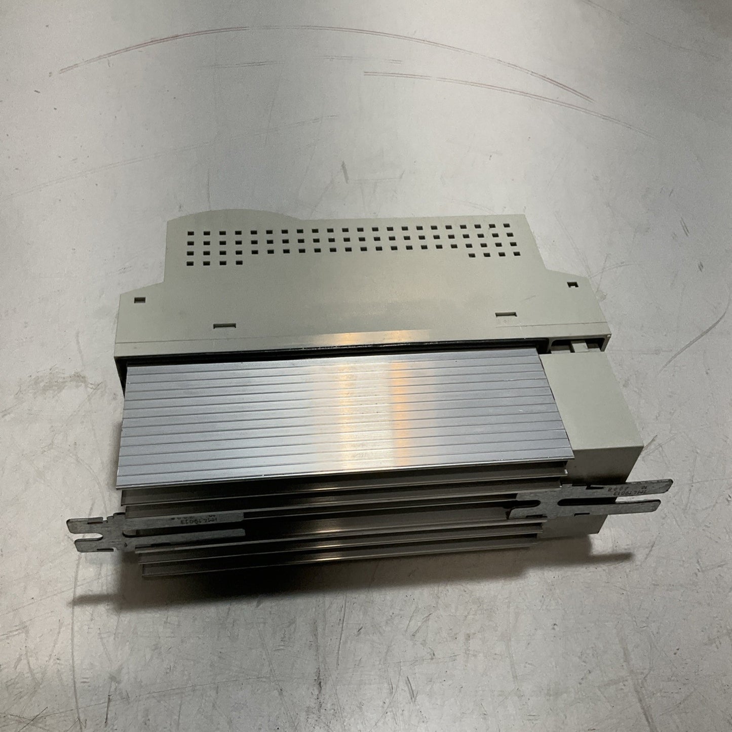LENZE ECSEA008C4B DRIVE VARIABLE FREQUENCY CONTROLLER INVERTER XE25