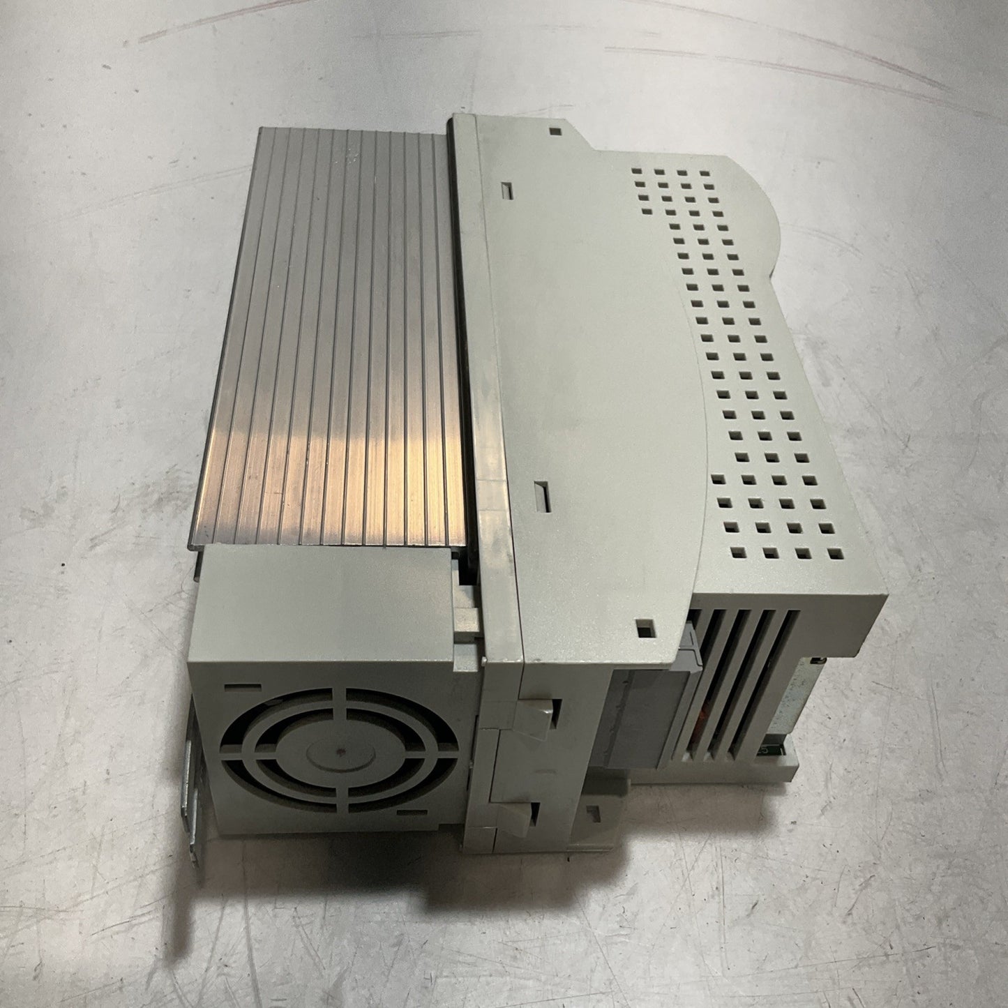 LENZE ECSEA008C4B DRIVE VARIABLE FREQUENCY CONTROLLER INVERTER XE25