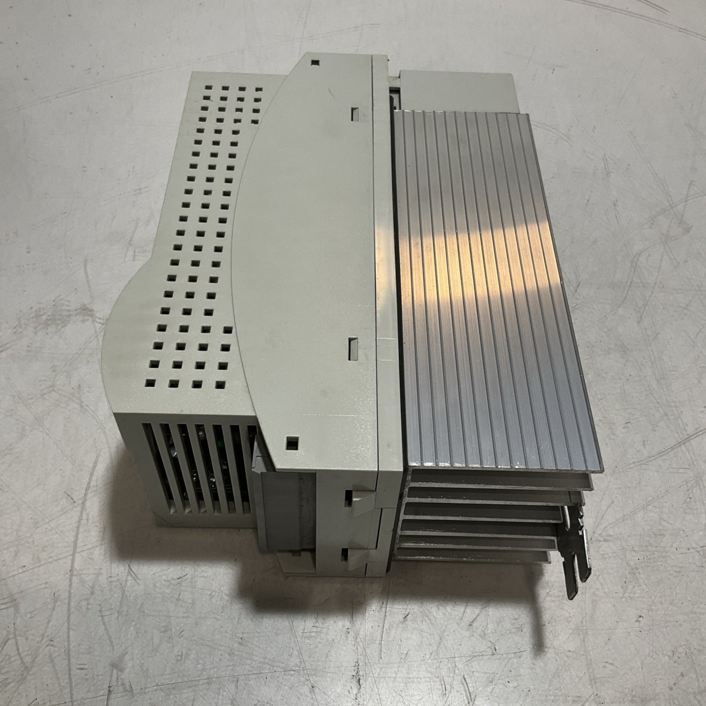 LENZE ECSEA008C4B DRIVE VARIABLE FREQUENCY CONTROLLER INVERTER XE25