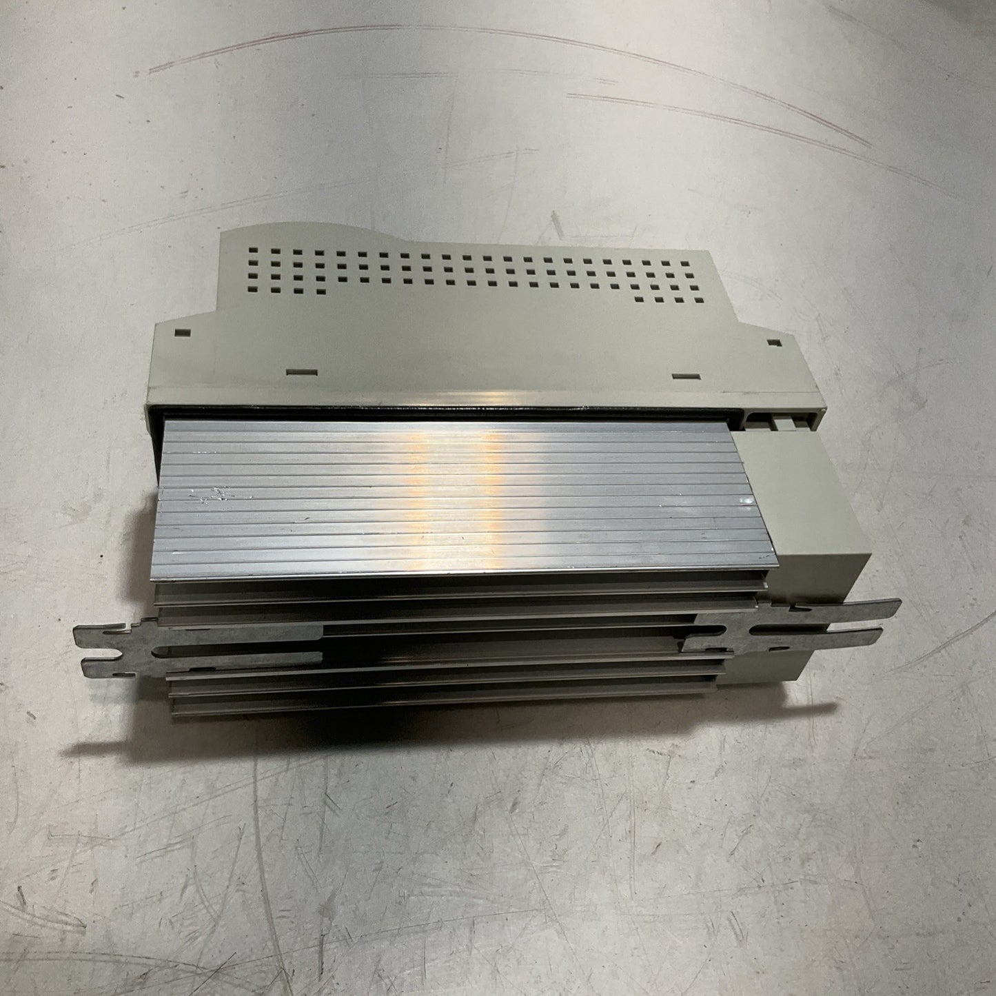 LENZE ECSEA008C4B DRIVE VARIABLE FREQUENCY CONTROLLER INVERTER XE25