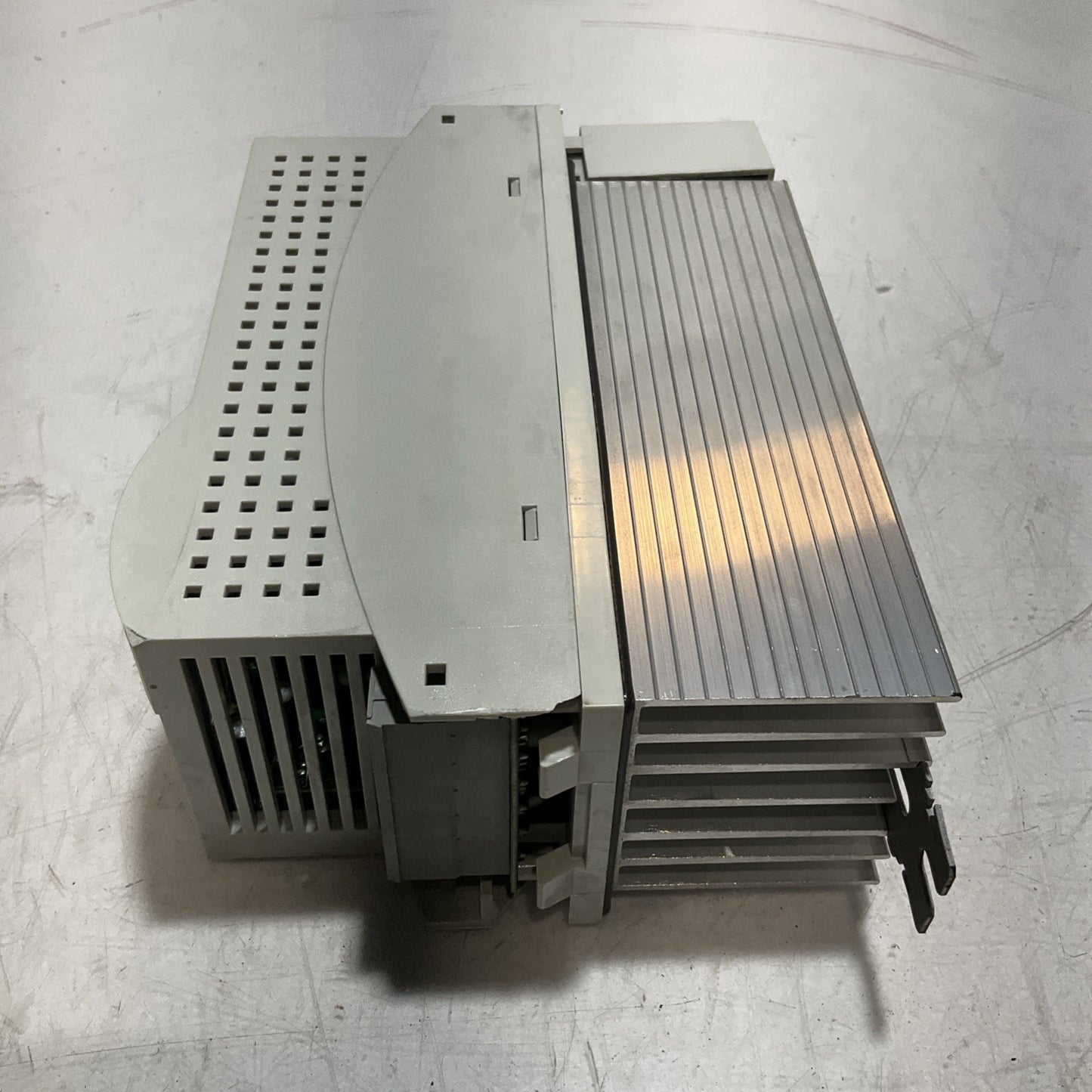 LENZE ECSEA008C4B DRIVE VARIABLE FREQUENCY CONTROLLER INVERTER XE25