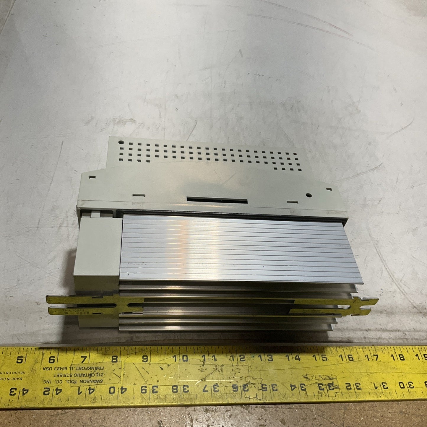 LENZE ECSEA008C4B DRIVE VARIABLE FREQUENCY CONTROLLER INVERTER XE25