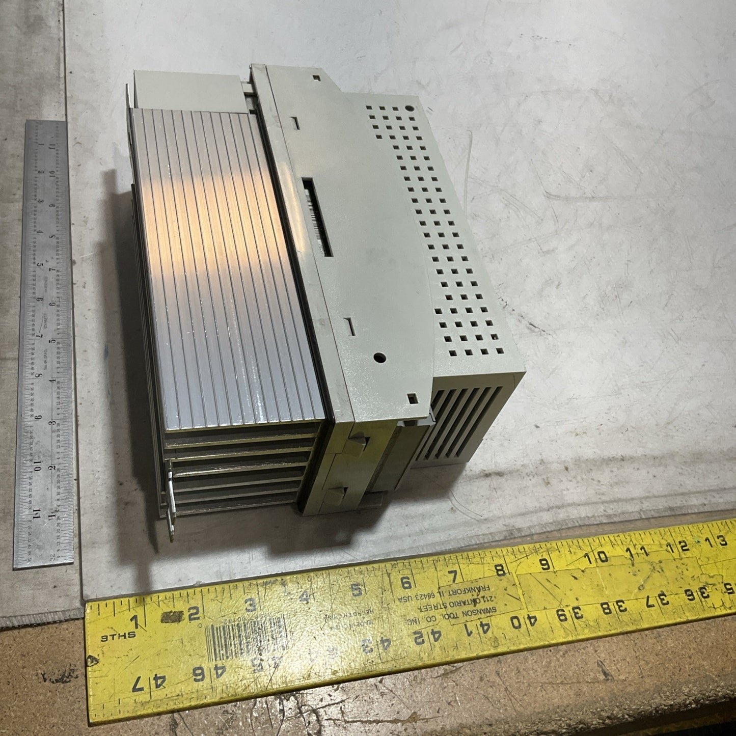 LENZE ECSEA008C4B DRIVE VARIABLE FREQUENCY CONTROLLER INVERTER XE25